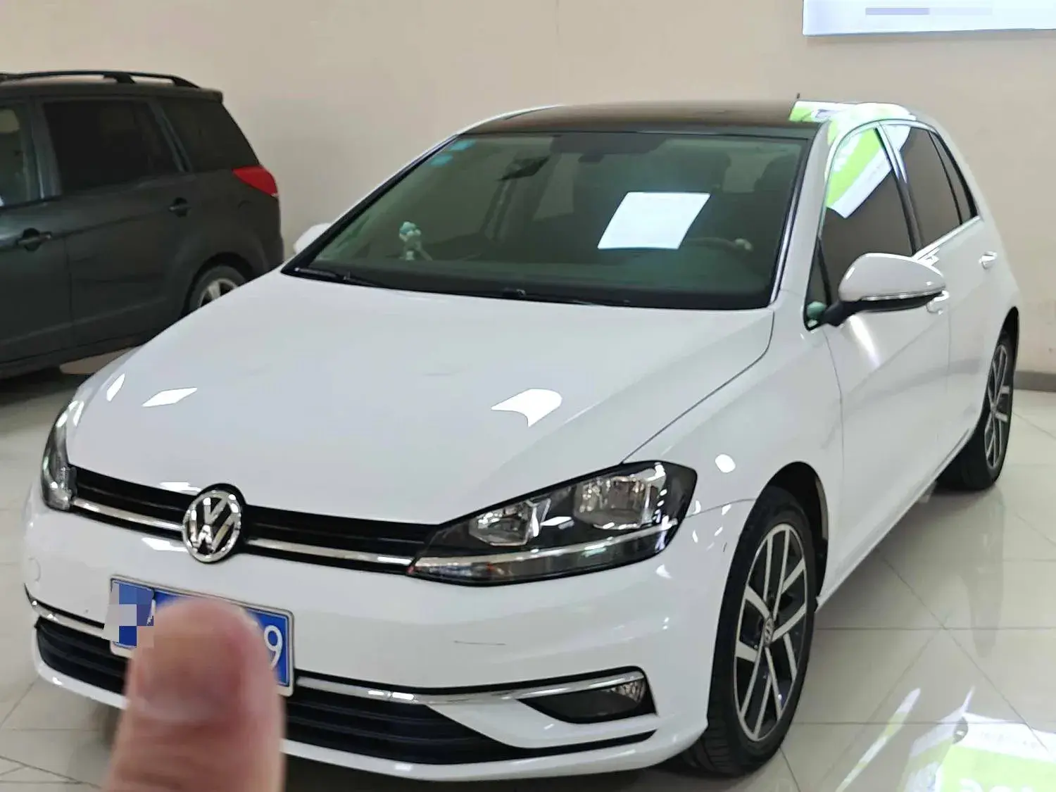 2024 VOLKSWAGEN GOLF view 1