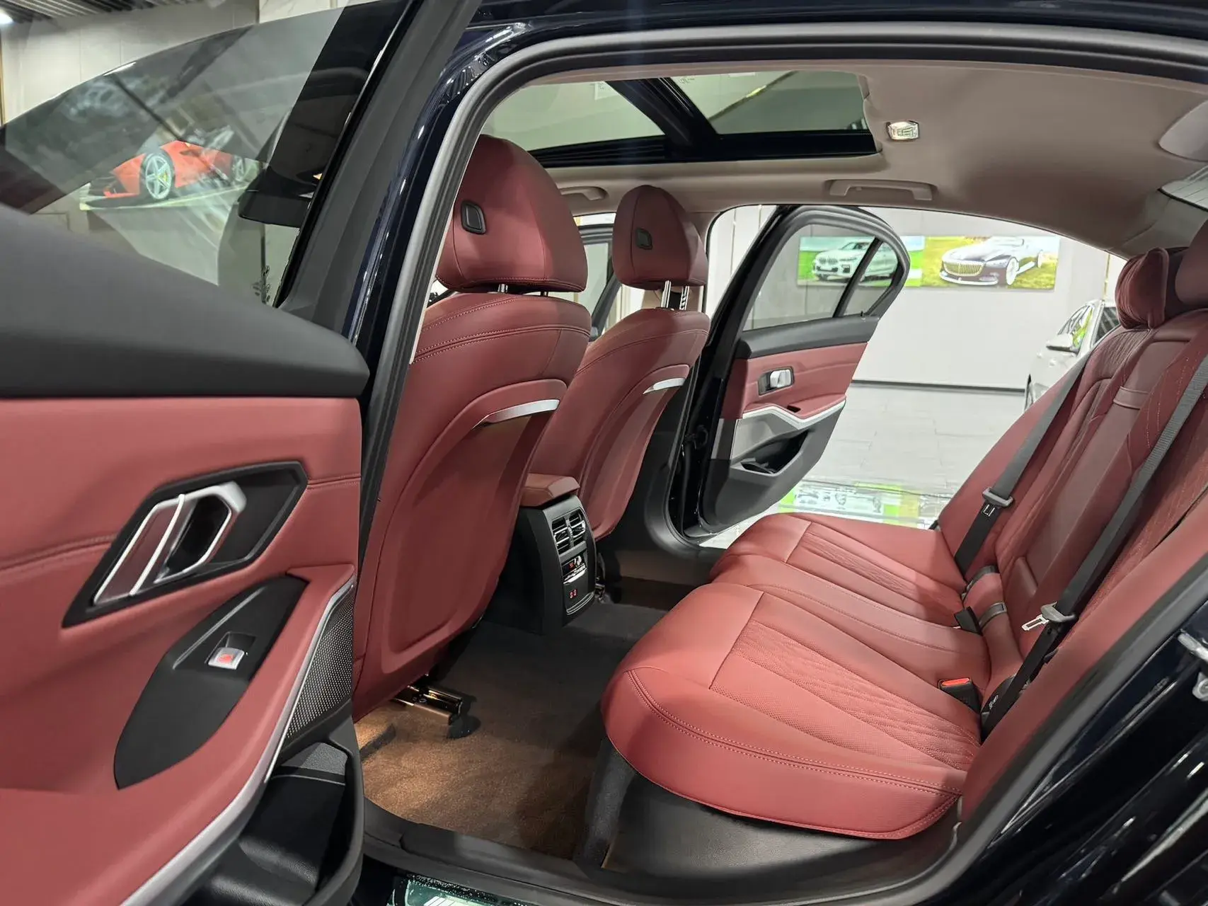 2025 BMW 3 thumbnail 4