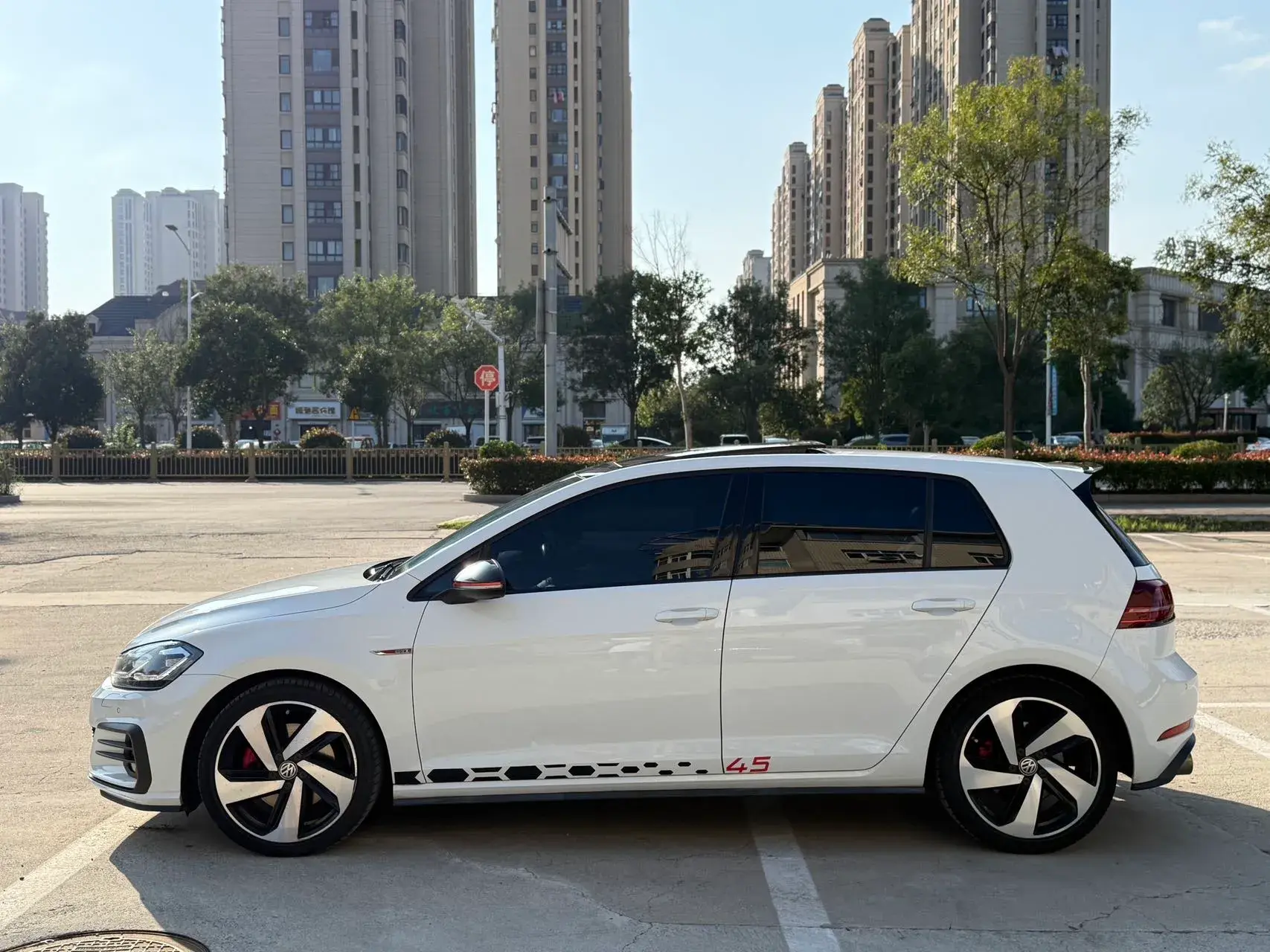 2018 VOLKSWAGEN GOLFGTI thumbnail 4