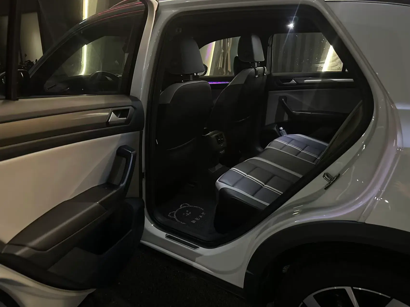 2023 VOLKSWAGEN T-ROC thumbnail 3