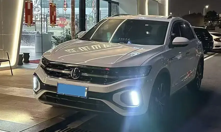 2023 VOLKSWAGEN T-ROC view 1