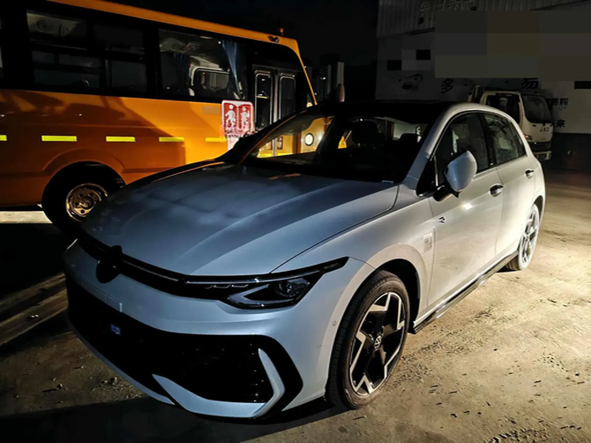 2025 VOLKSWAGEN GOLF view 1