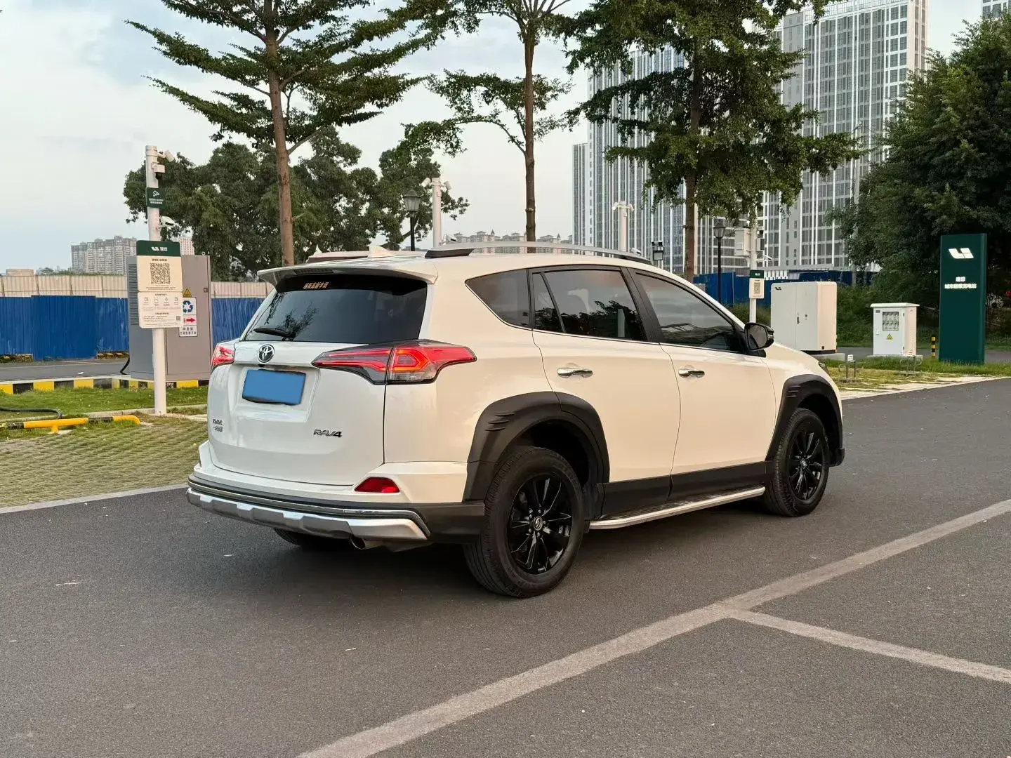2019 TOYOTA RAV4 thumbnail 3