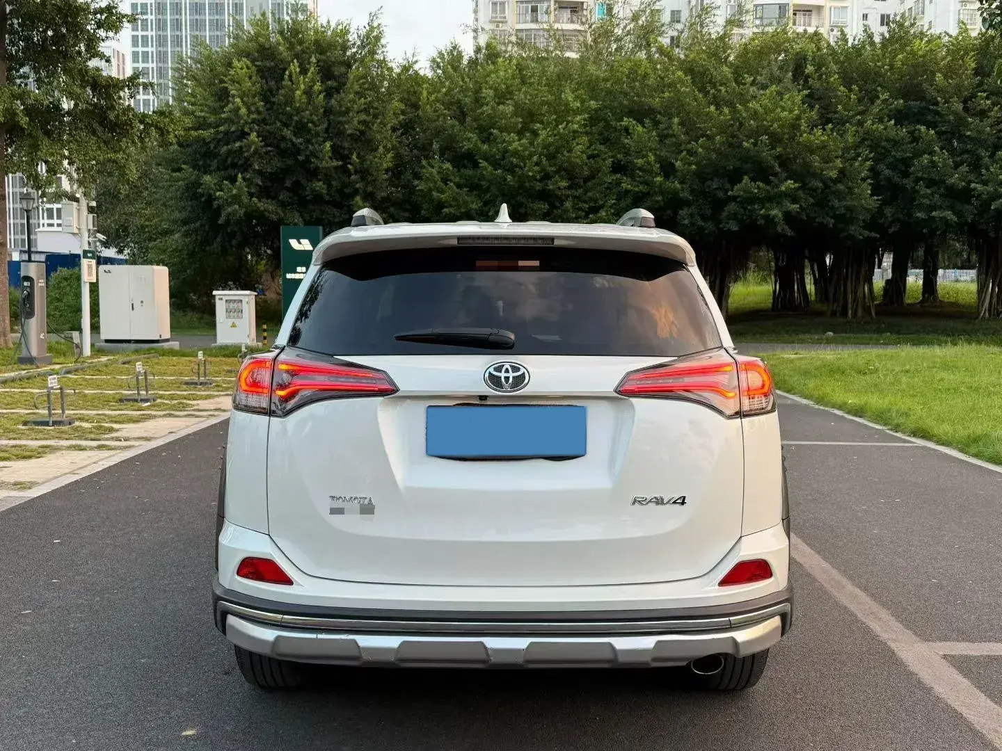 2019 TOYOTA RAV4 thumbnail 4