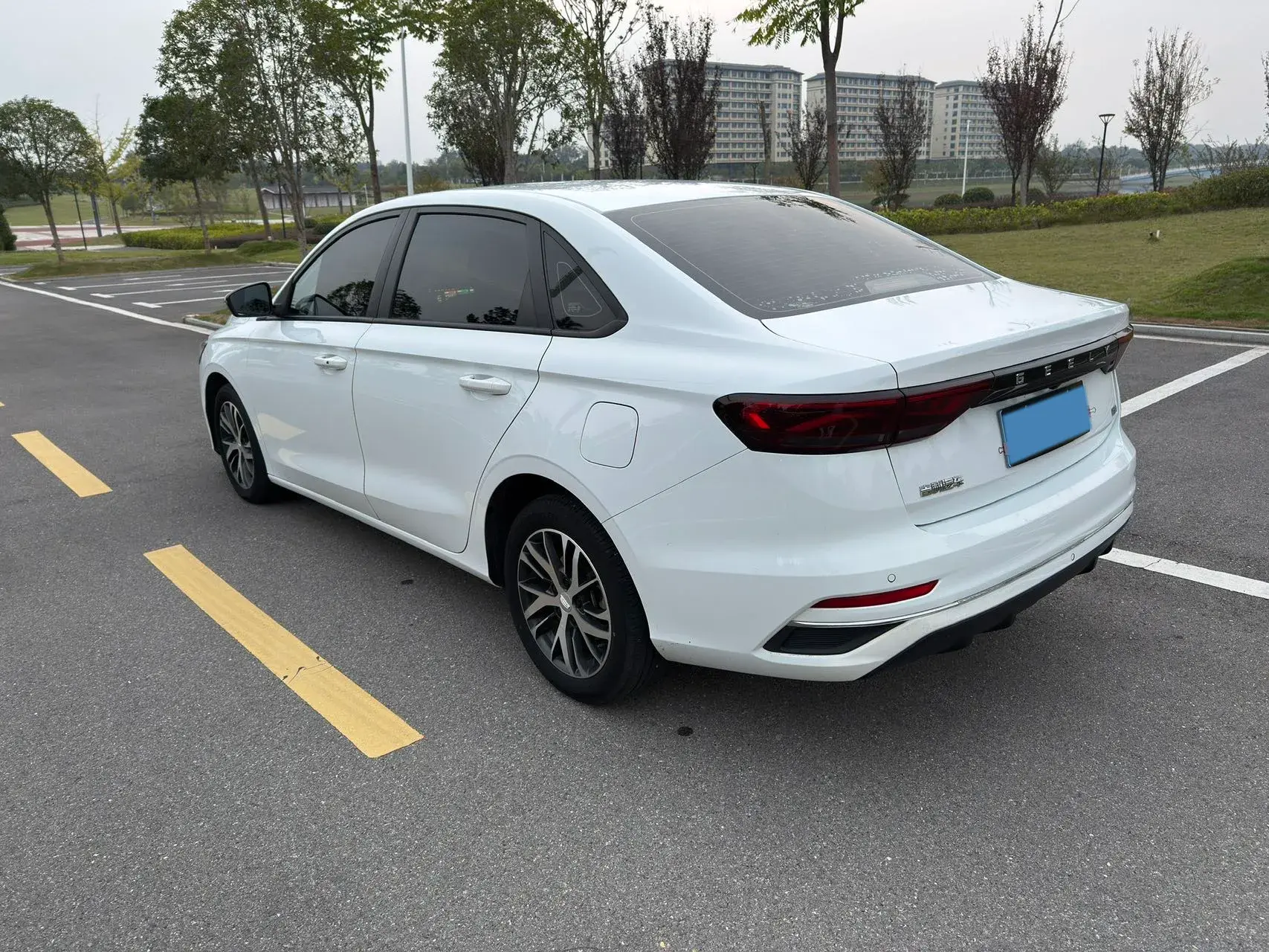 2022 GEELY EMGRAND thumbnail 4