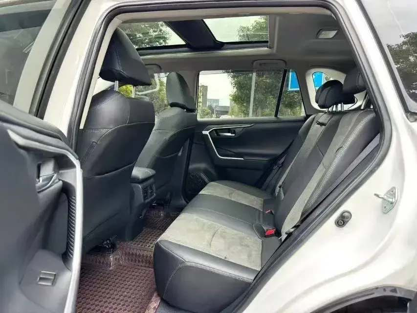 2023 TOYOTA RAV4 thumbnail 4