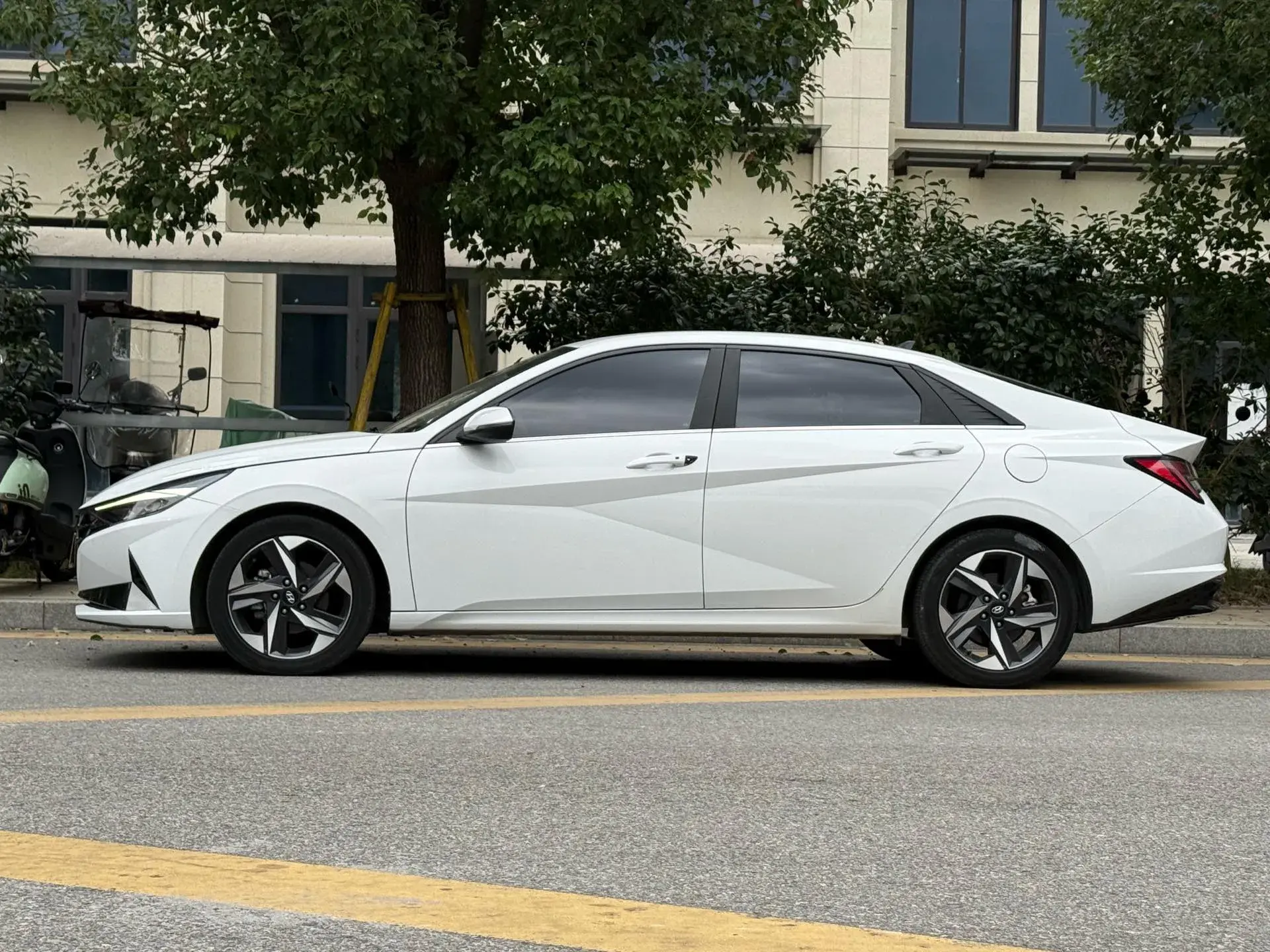 2021 HYUNDAI ELANTRA thumbnail 3