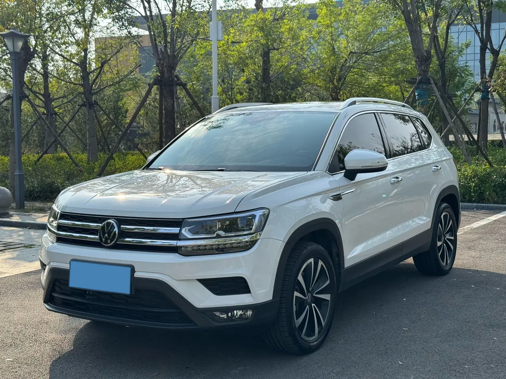 2022 VOLKSWAGEN THARU view 1