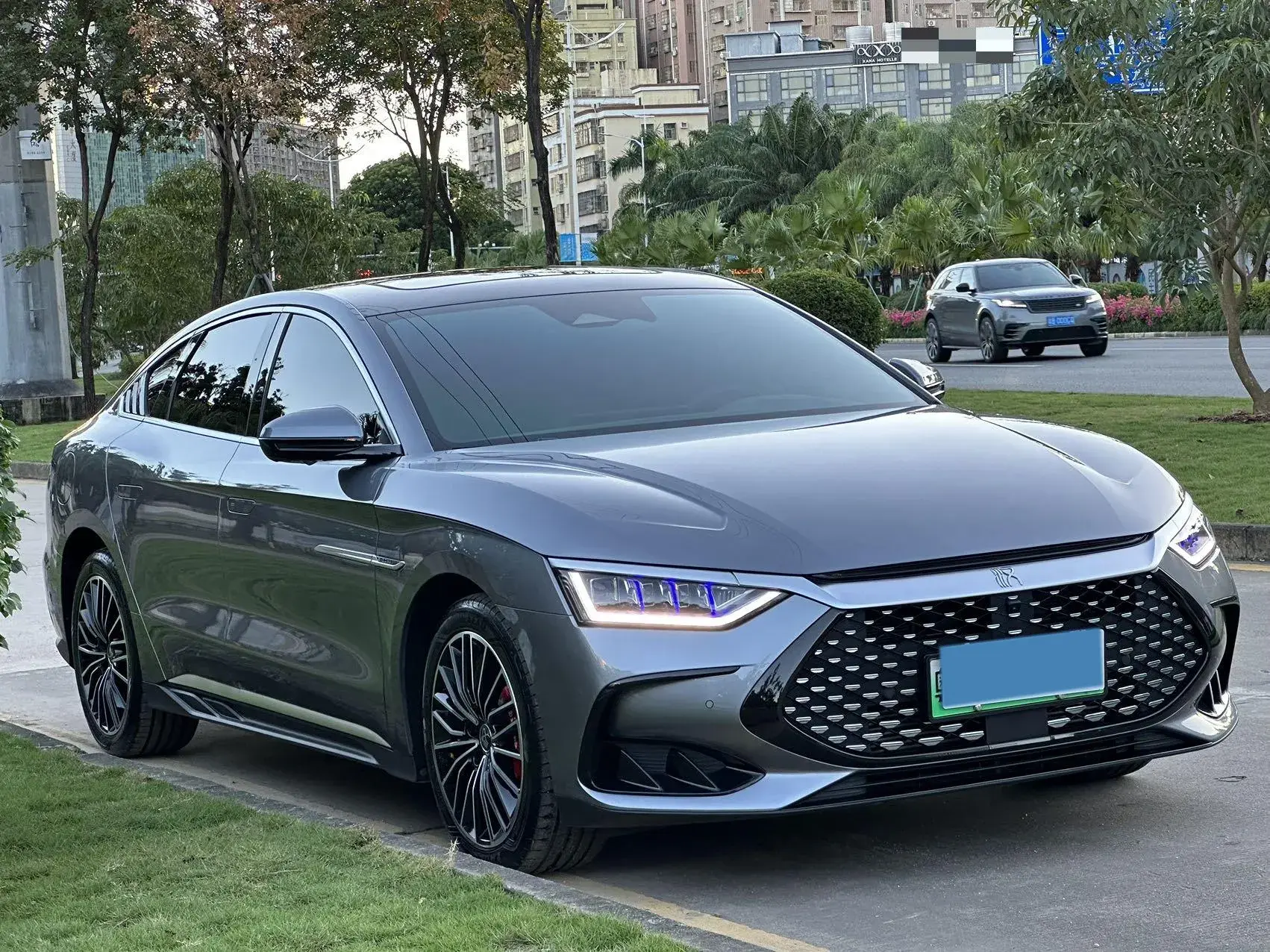 2024 BYD HAN thumbnail 3