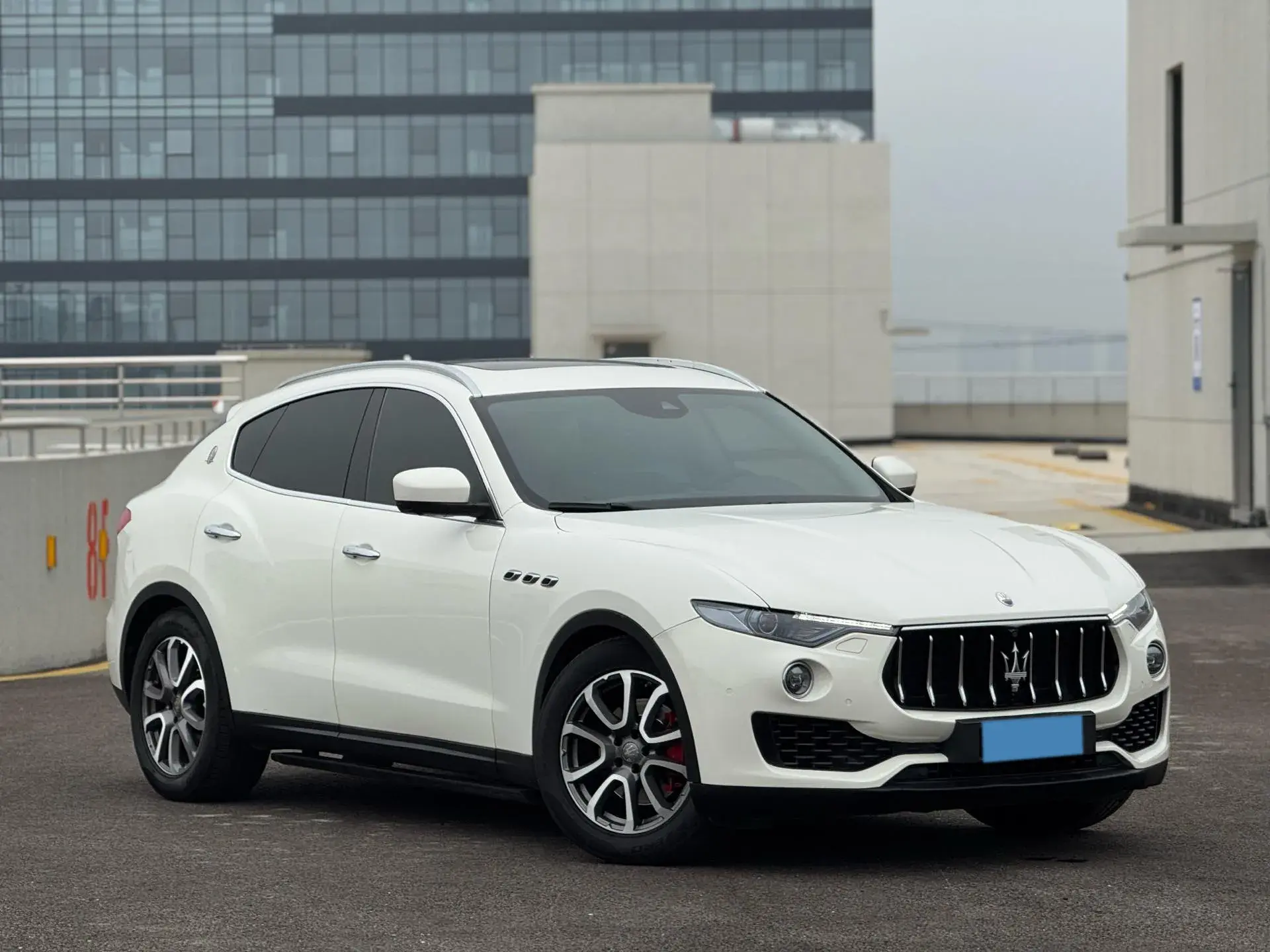 2016 MASERATI LEVANTE thumbnail 3