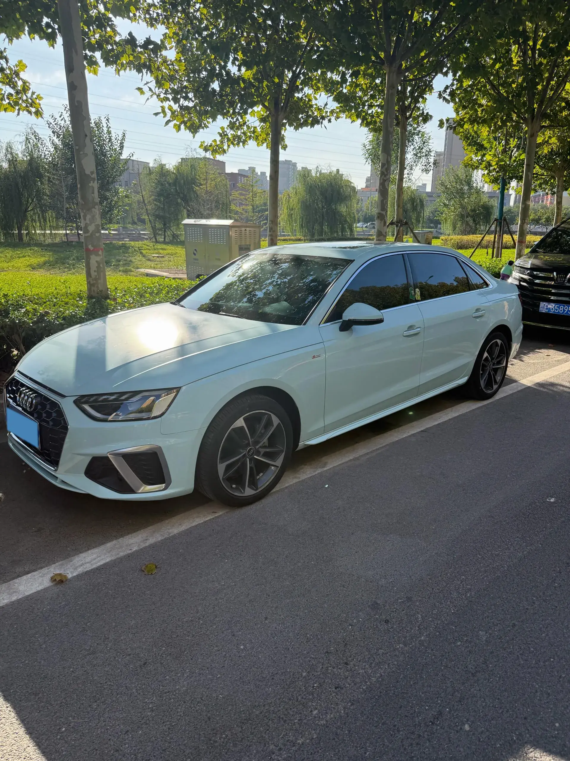 2022 AUDI A4L view 1