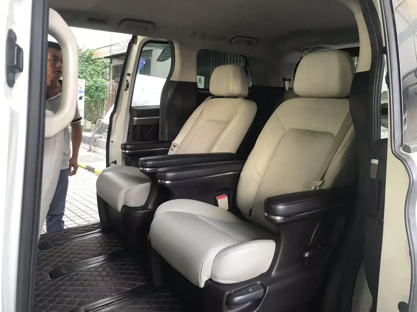 2021 GAC TRUMPCHI thumbnail 4