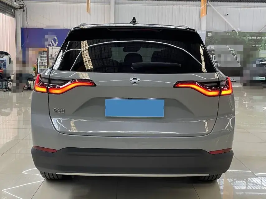 2018 NIO ES8 thumbnail 3