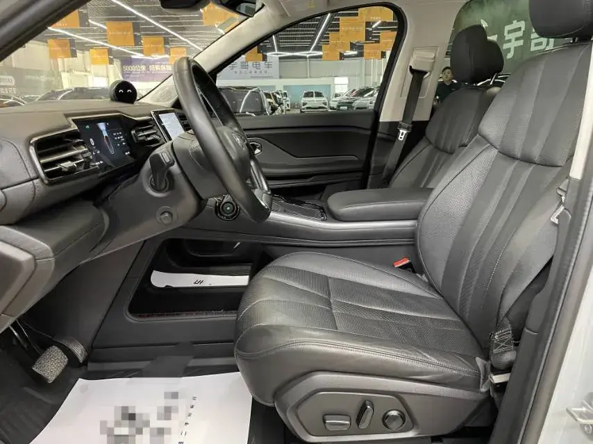 2018 NIO ES8 thumbnail 4