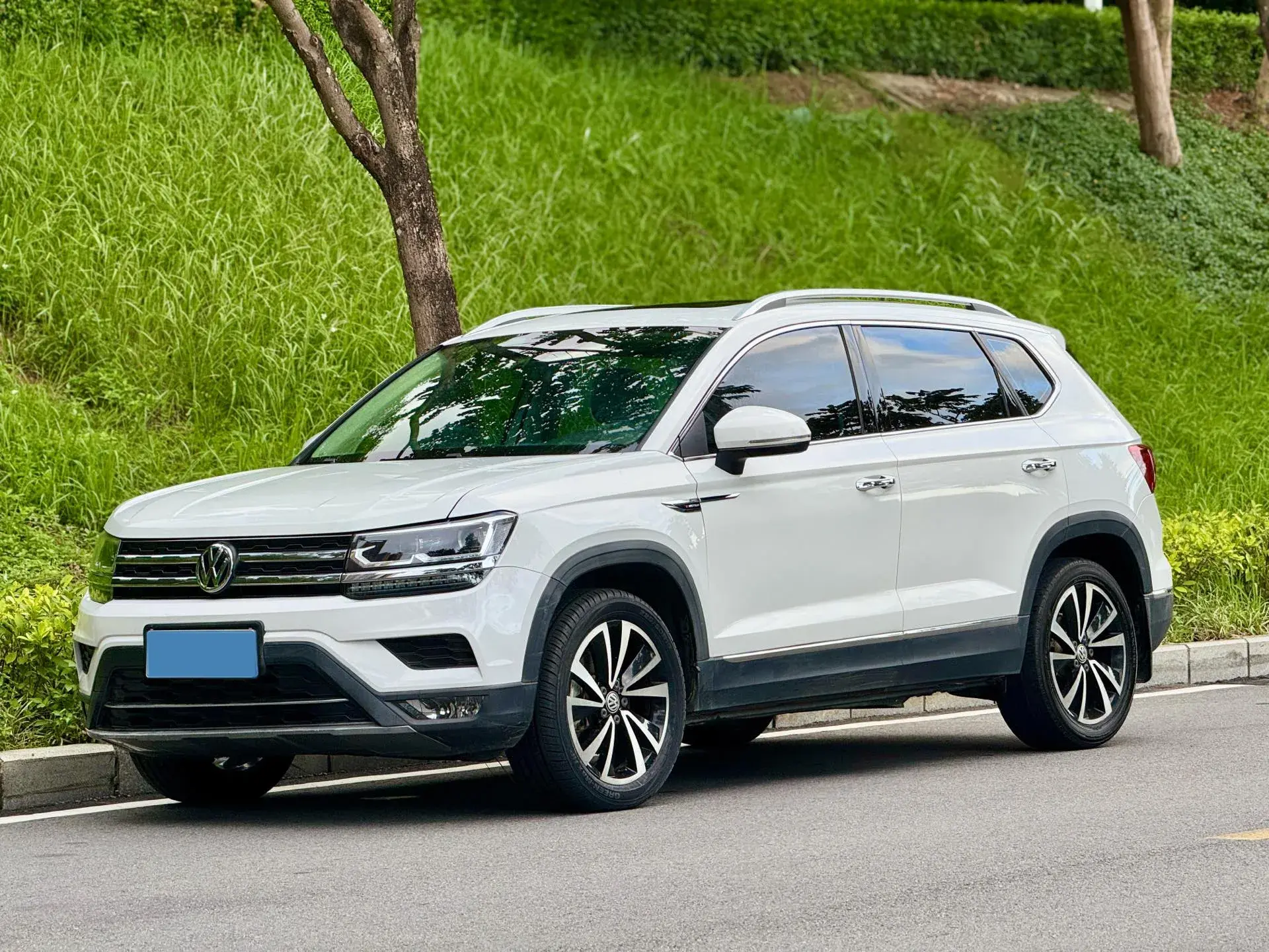 2019 VOLKSWAGEN THARU view 1
