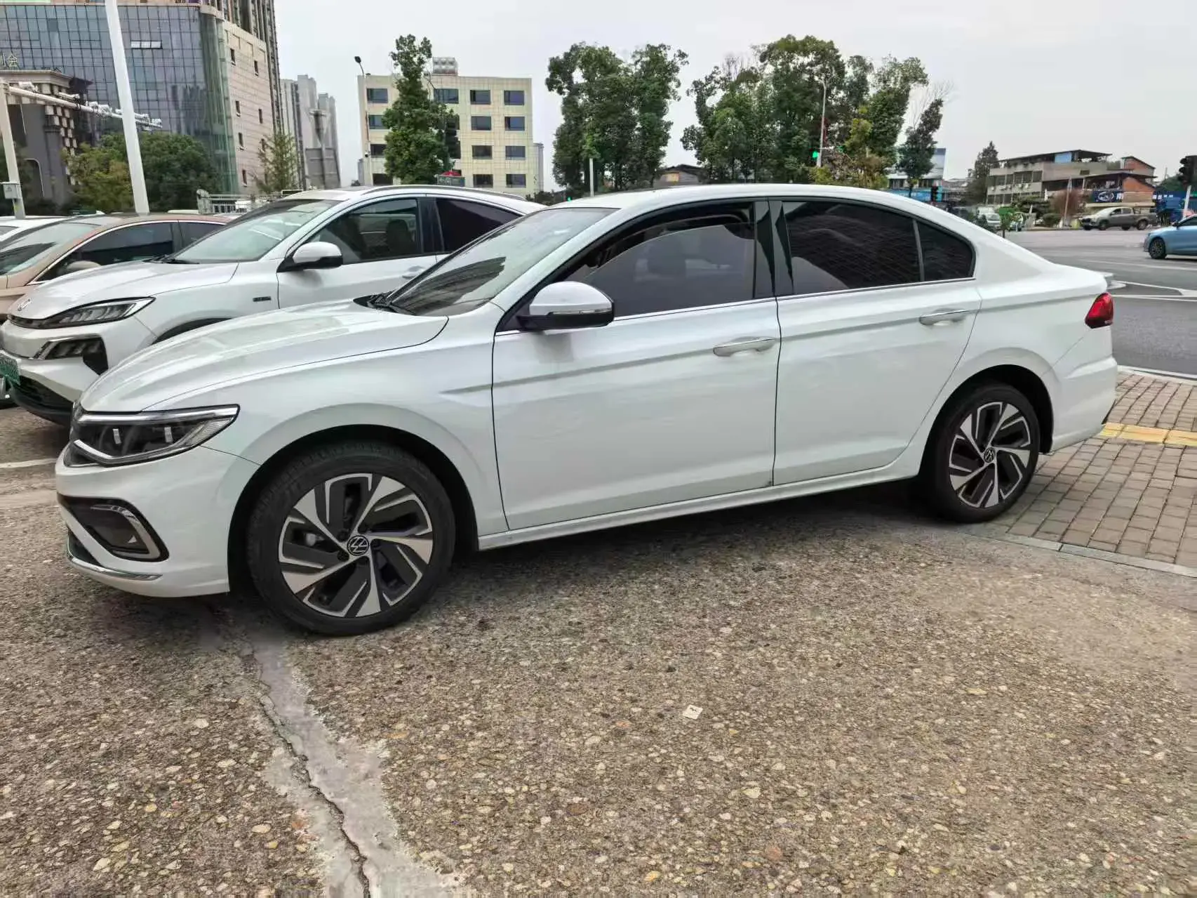 2024 VOLKSWAGEN BORA thumbnail 4