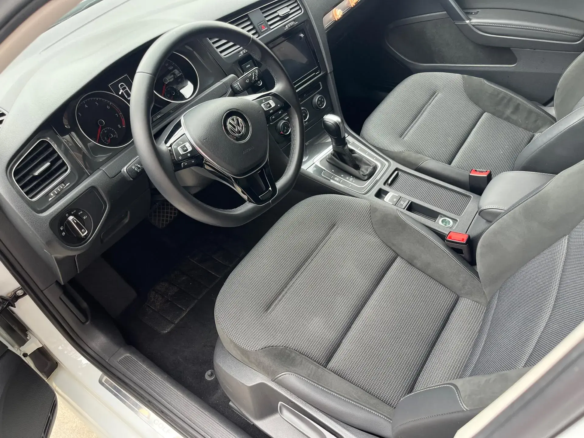 2019 VOLKSWAGEN GOLF thumbnail 4