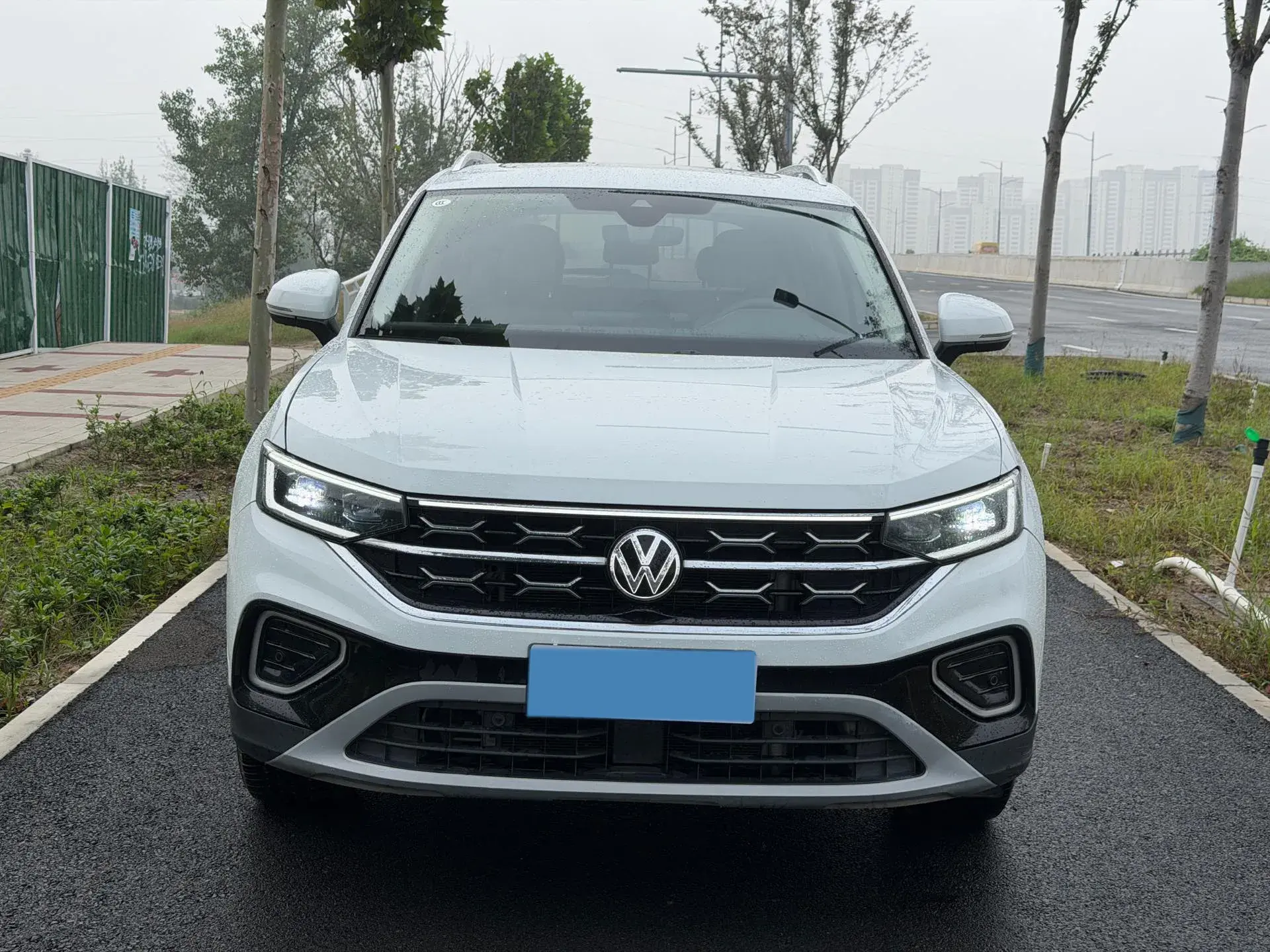 2023 VOLKSWAGEN TAYRON thumbnail 3