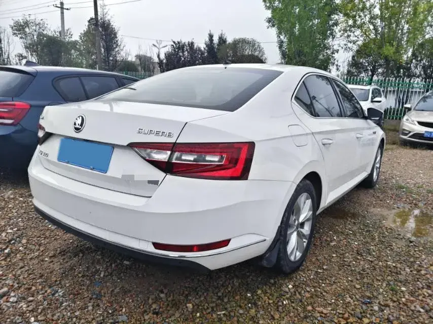 2018 SKODA SUPERB thumbnail 4