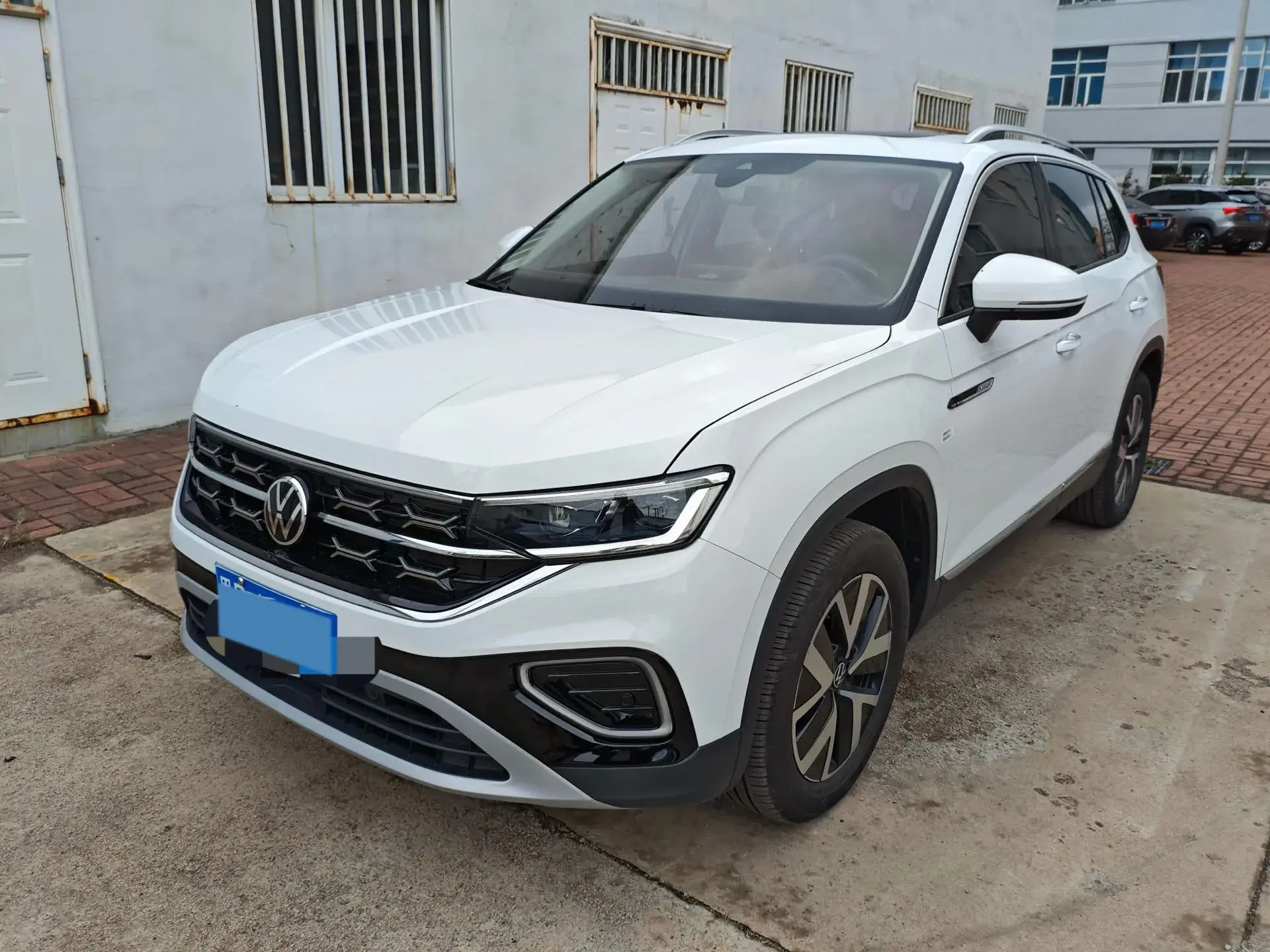 2024 VOLKSWAGEN TAYRON view 1