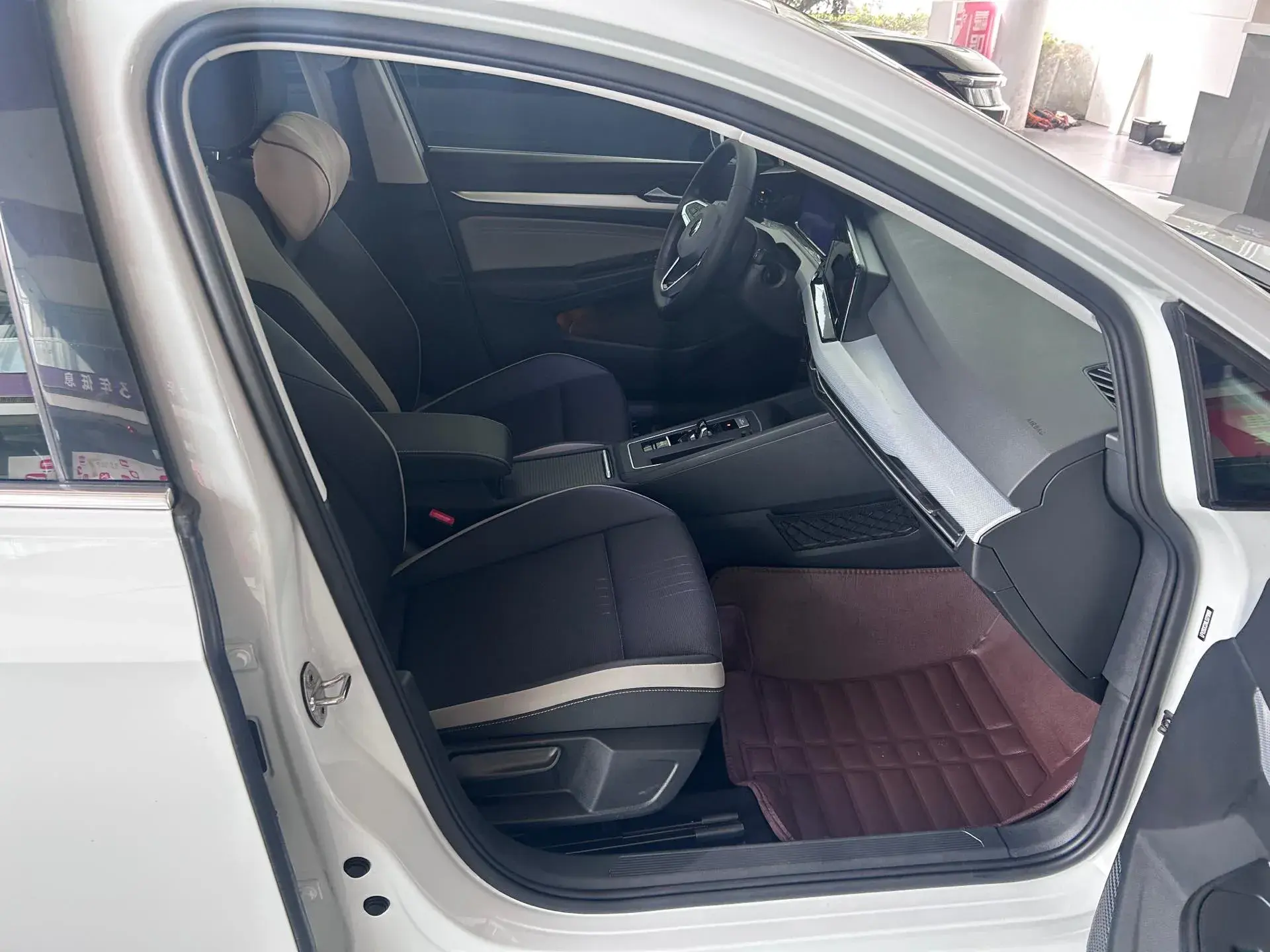 2021 VOLKSWAGEN GOLF thumbnail 4