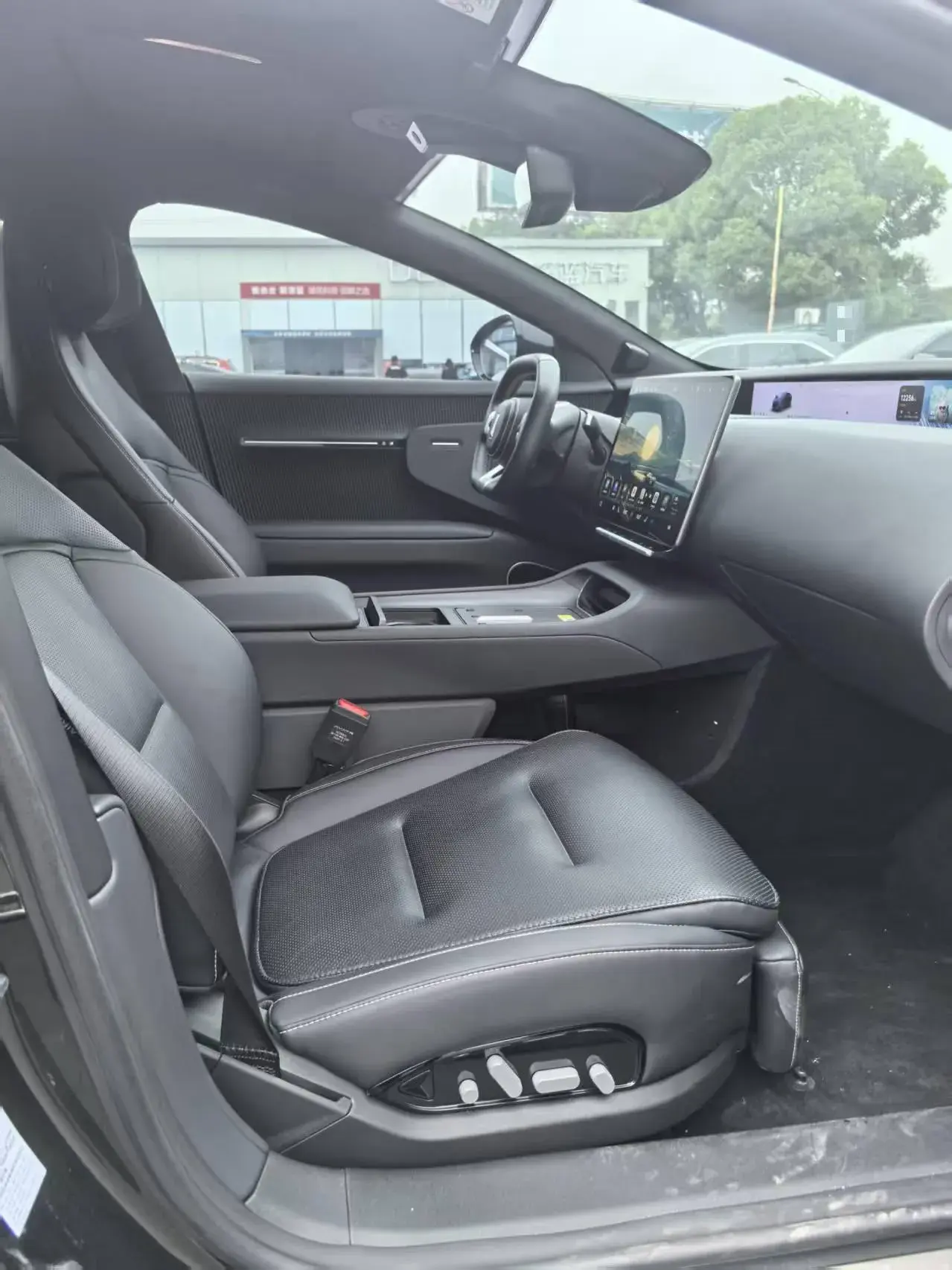 2025 AVATR 12 thumbnail 4