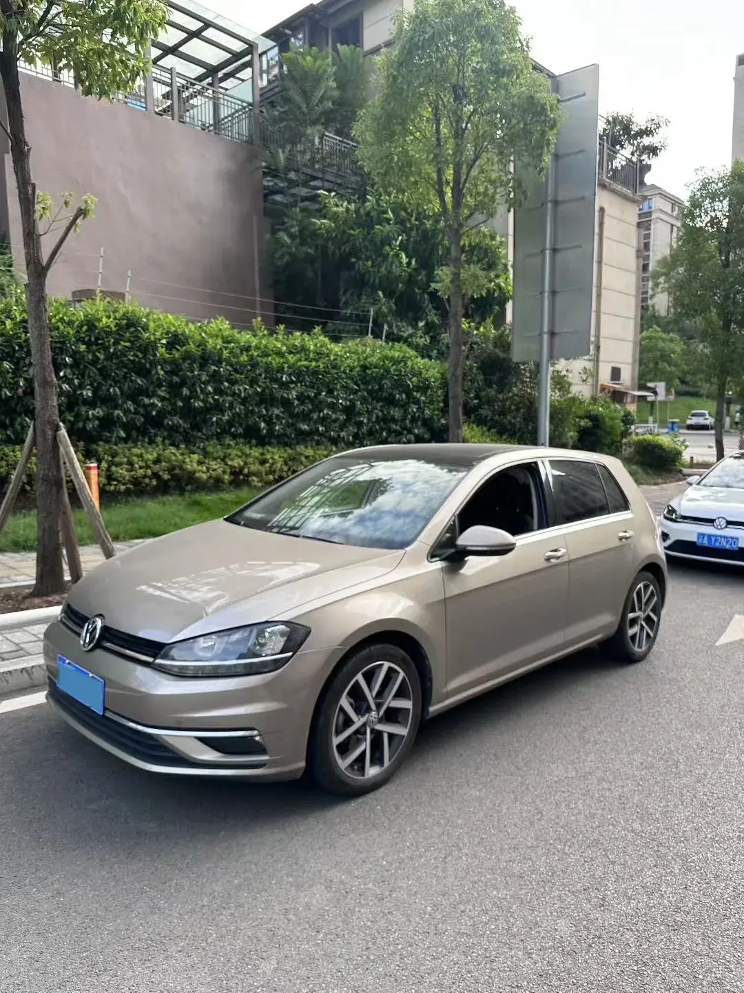 2020 VOLKSWAGEN GOLF view 1
