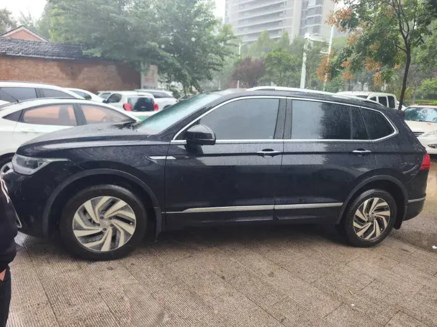 2024 VOLKSWAGEN TIGUAN thumbnail 2