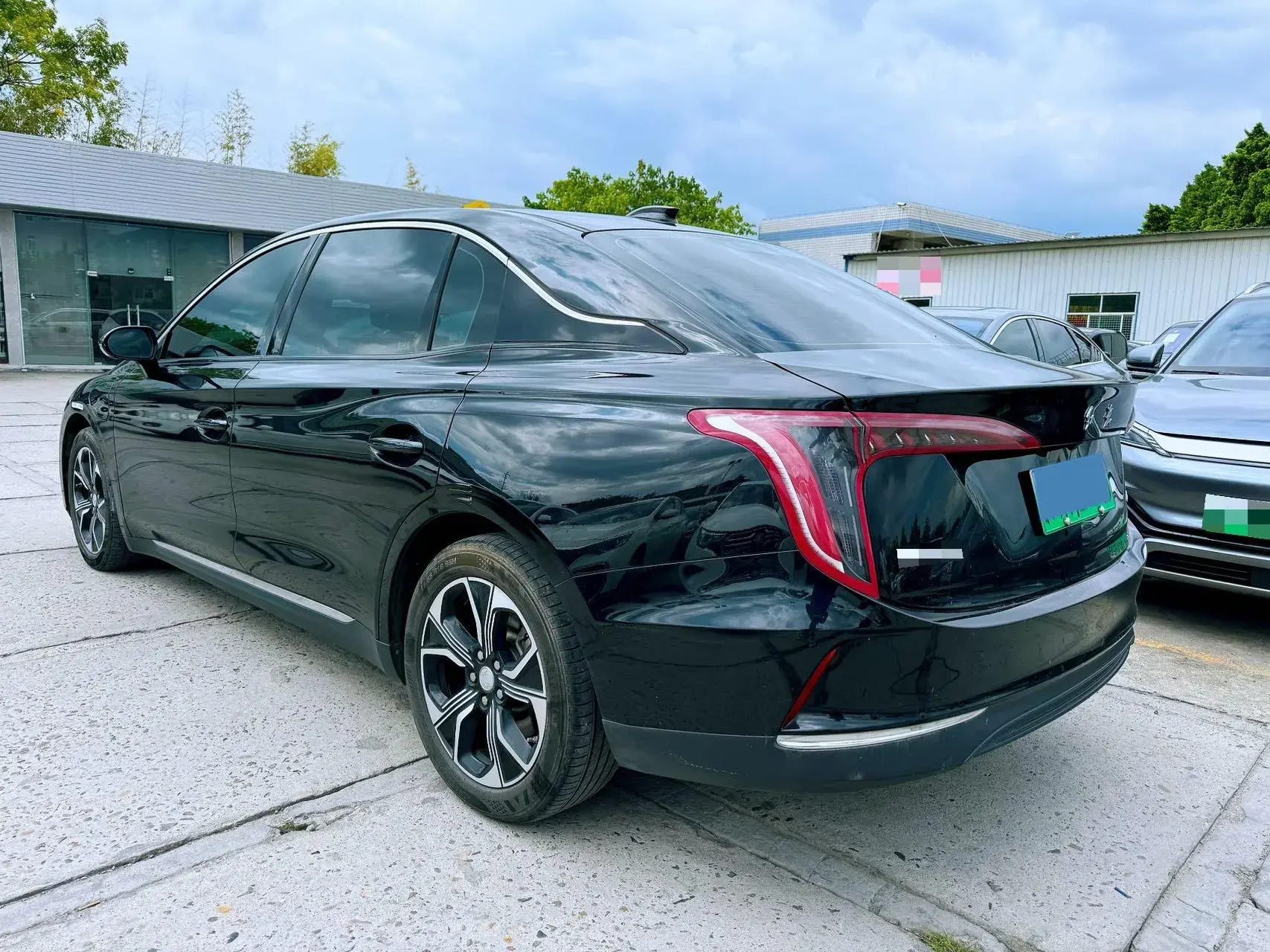 2023 HONGQI E-QM5 thumbnail 4