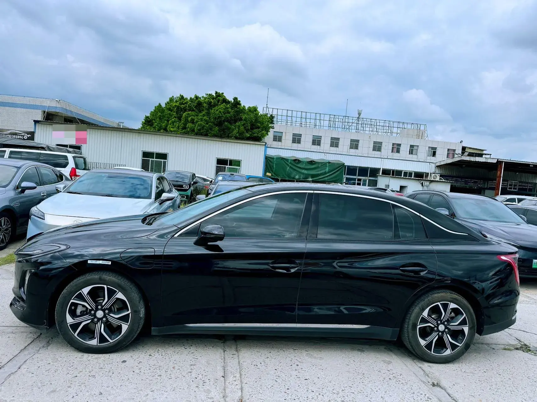 2023 HONGQI E-QM5 thumbnail 3