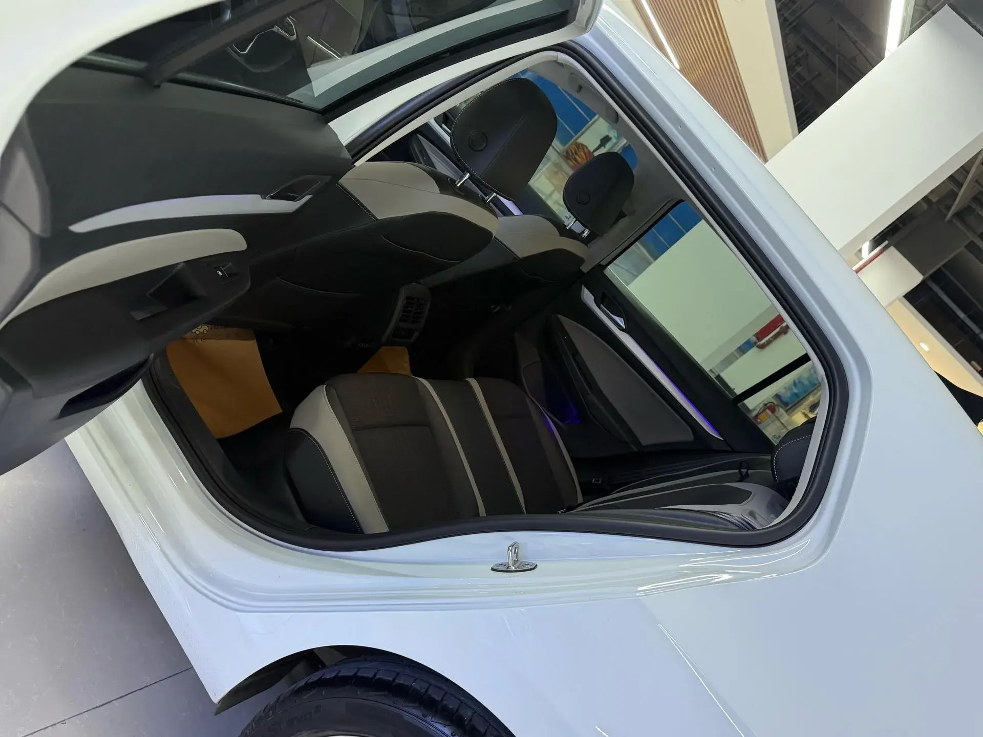 2021 VOLKSWAGEN GOLF thumbnail 4