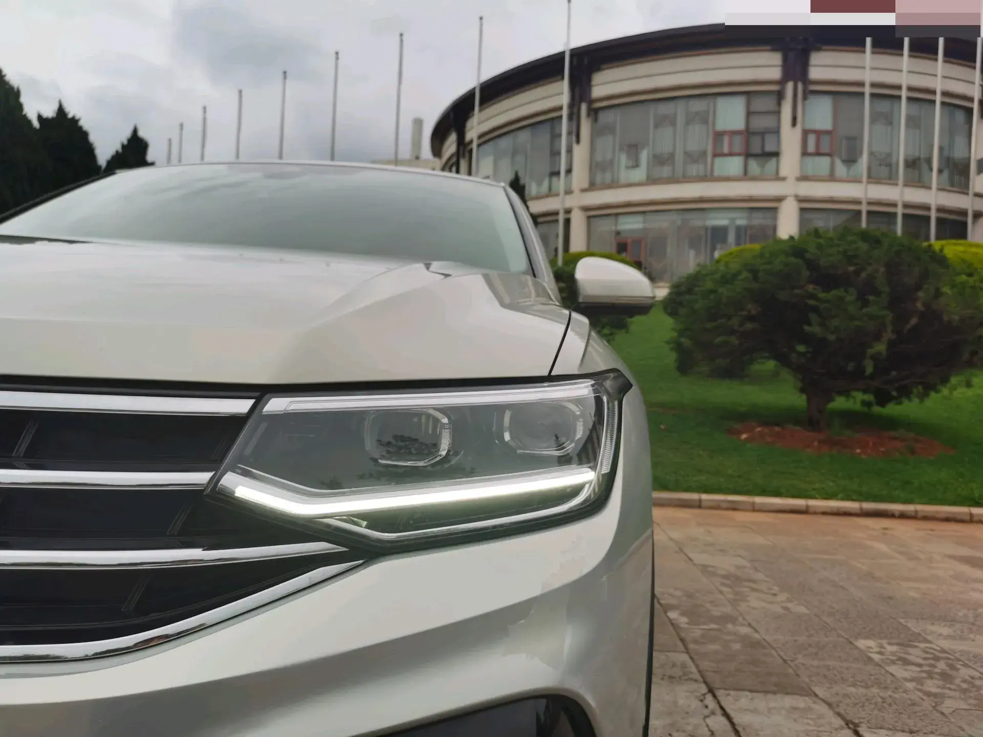 2023 VOLKSWAGEN TIGUAN thumbnail 4