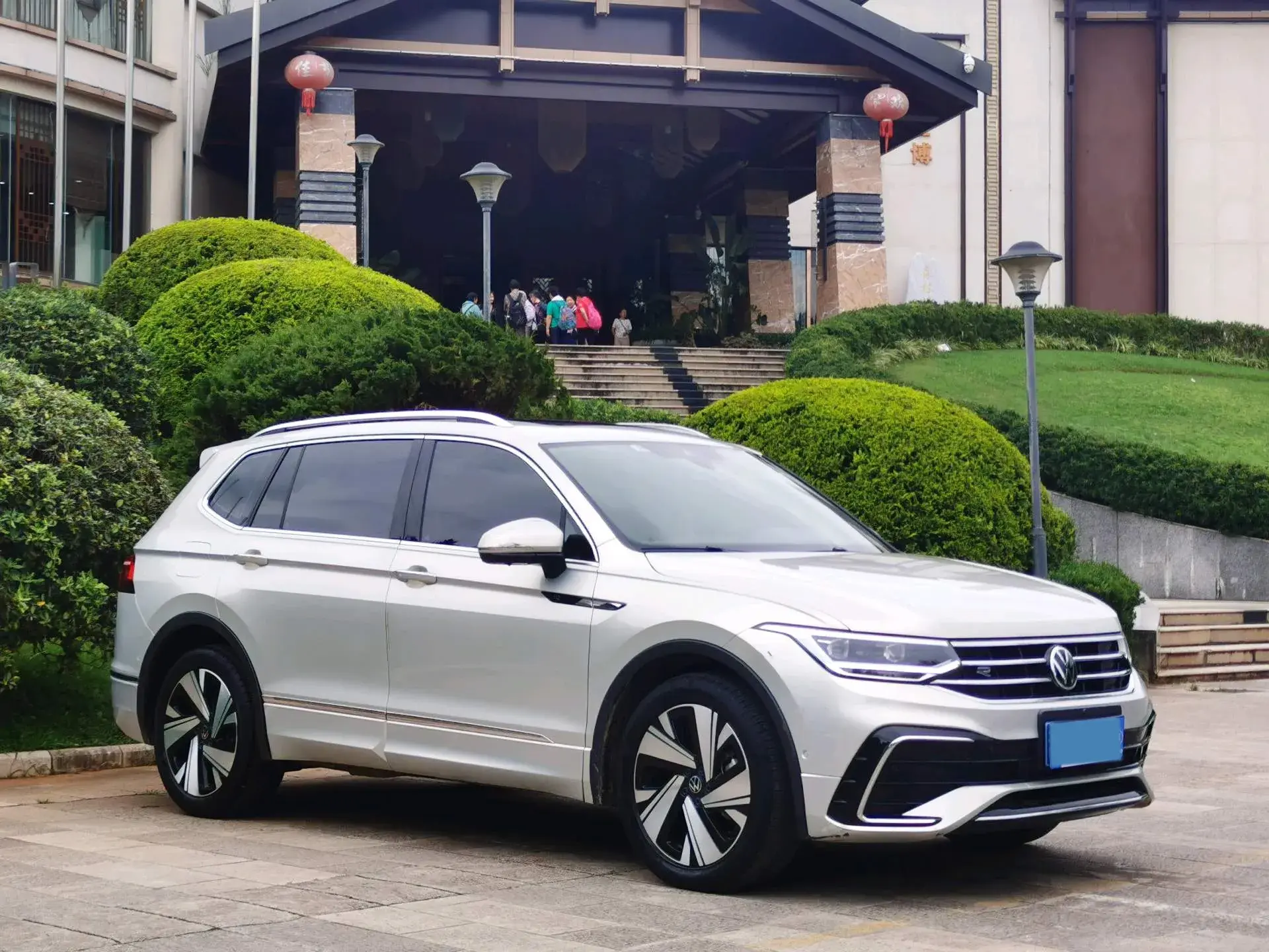 2023 VOLKSWAGEN TIGUAN thumbnail 3