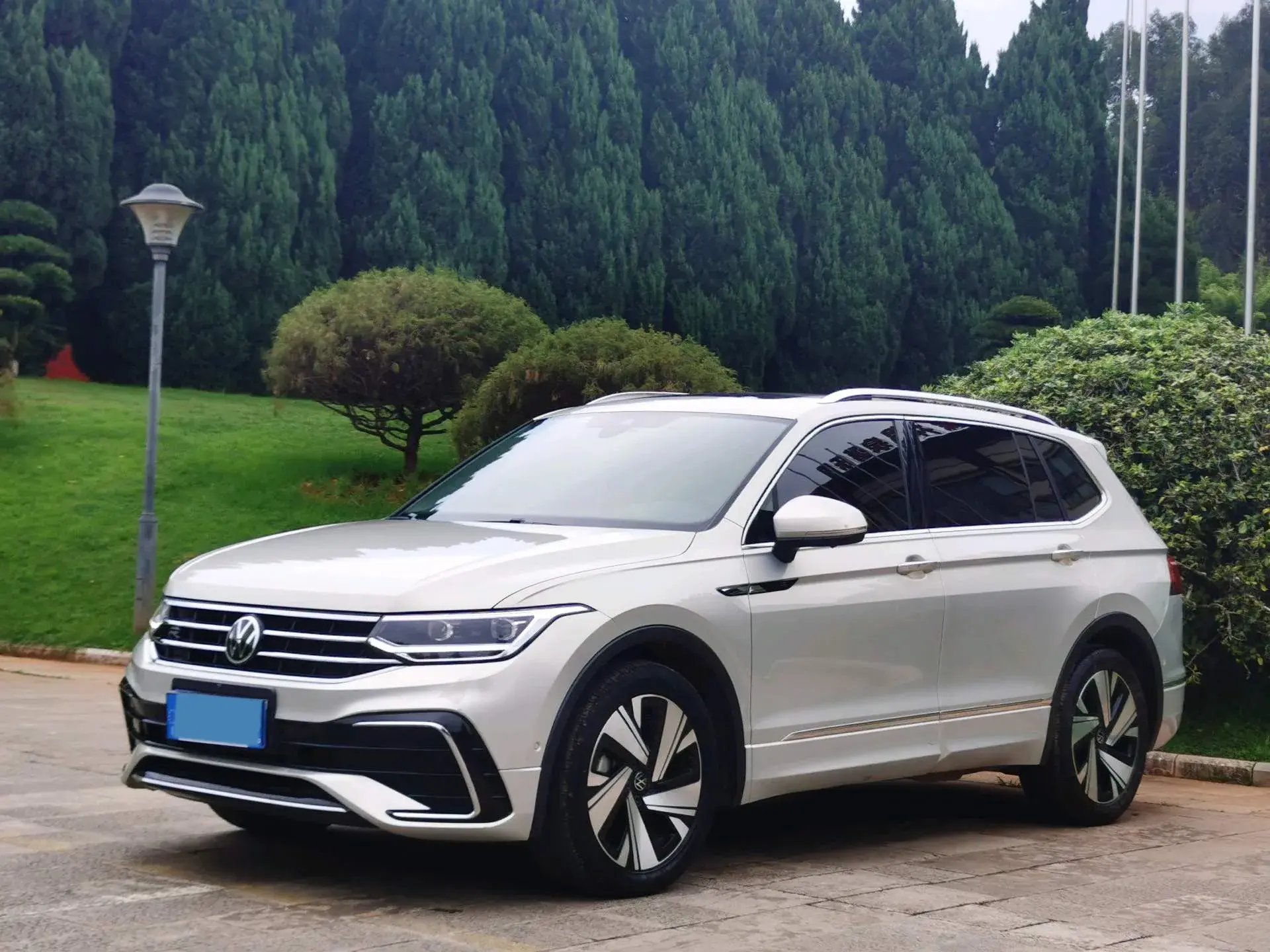 2023 VOLKSWAGEN TIGUAN view 1