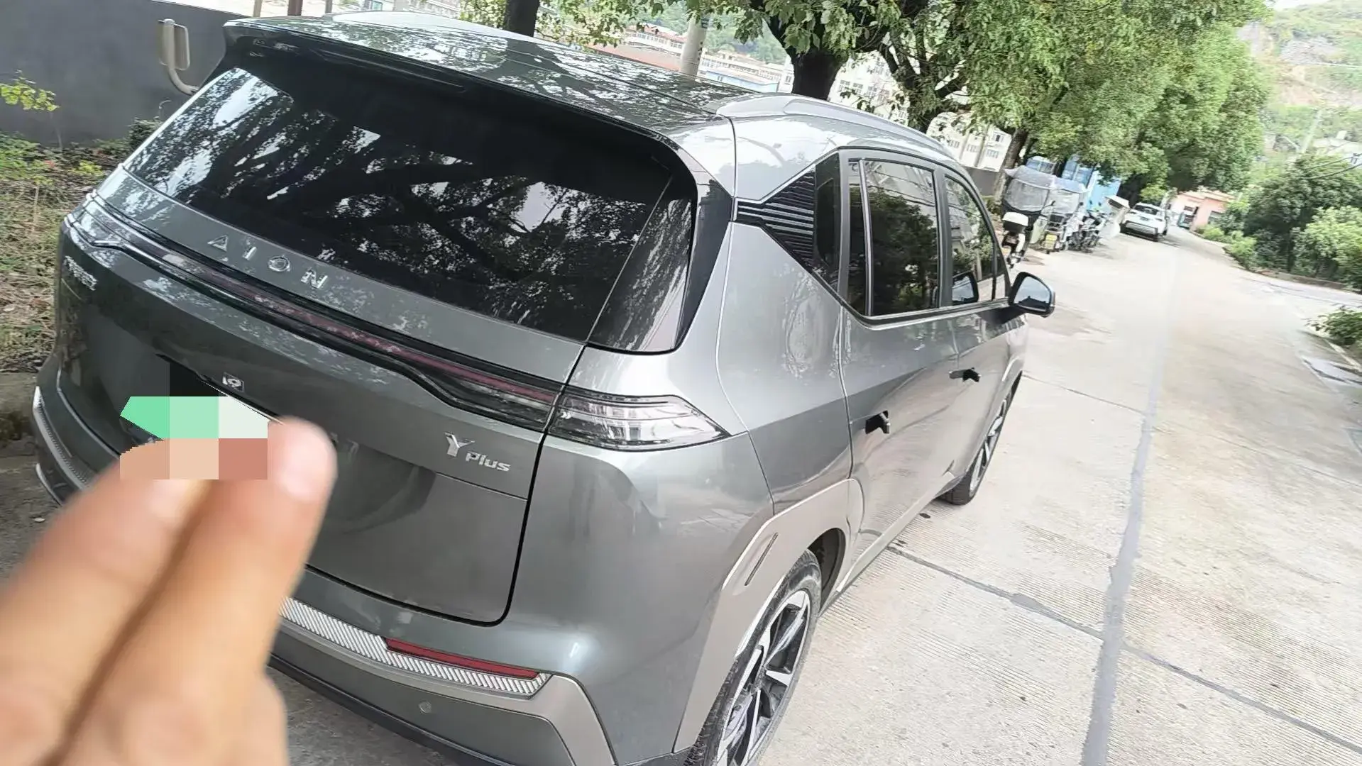 2023 AION Y thumbnail 3