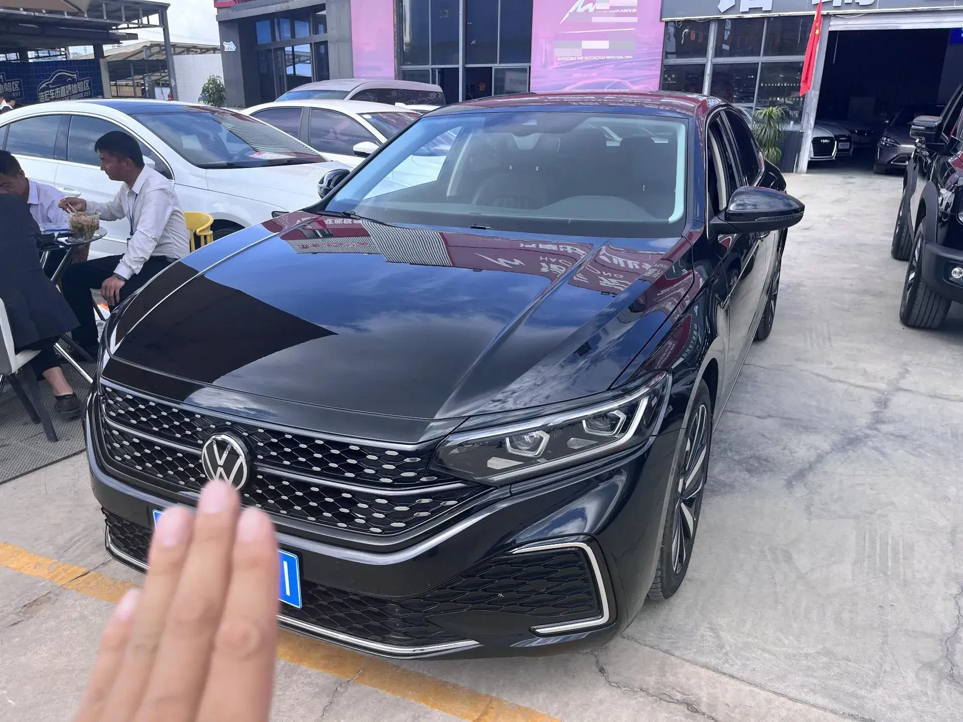 2022 VOLKSWAGEN PASSAT view 1