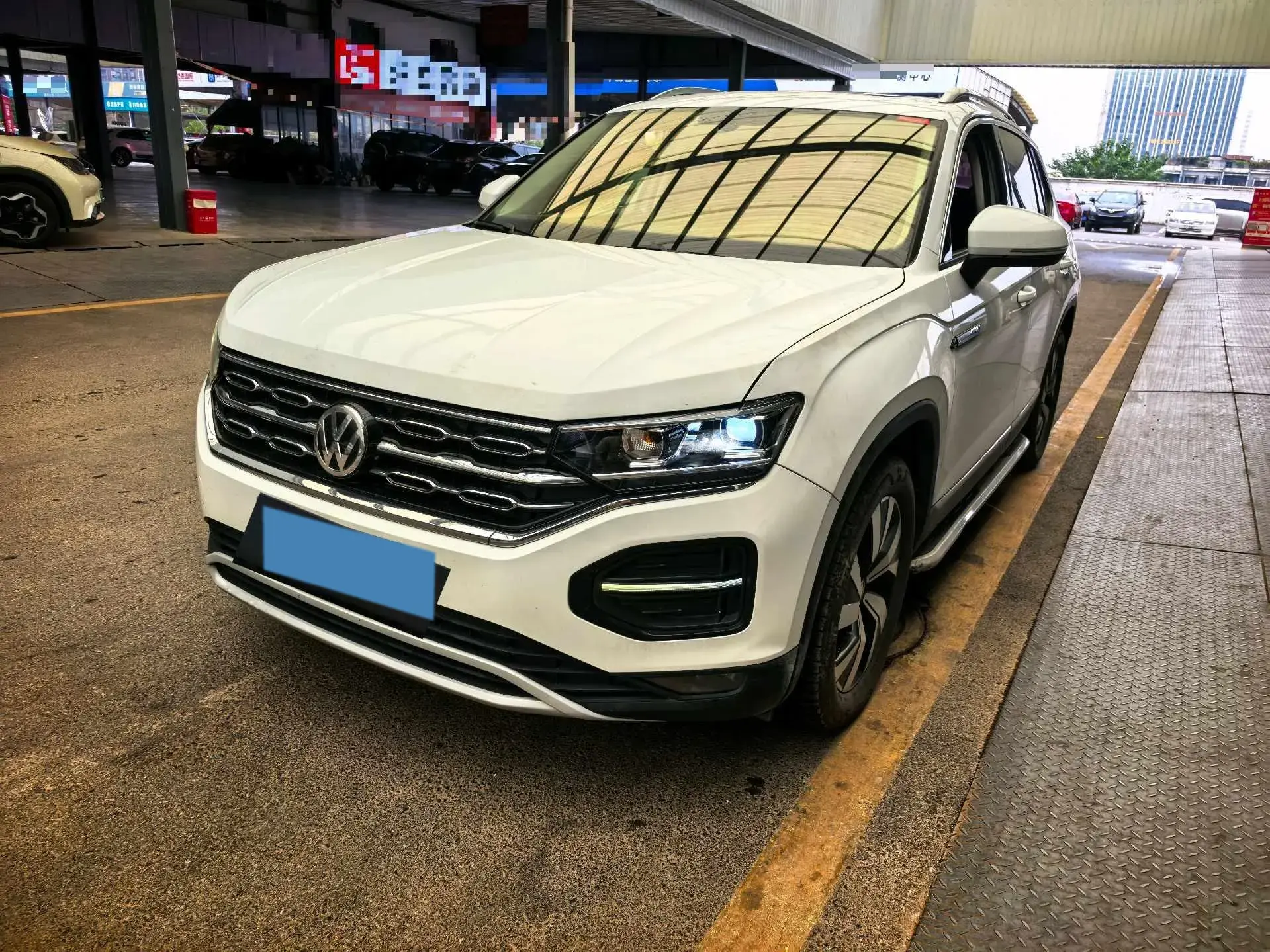 2020 VOLKSWAGEN TAYRON view 1