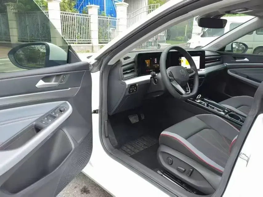 2023 VOLKSWAGEN LAMANDO thumbnail 2