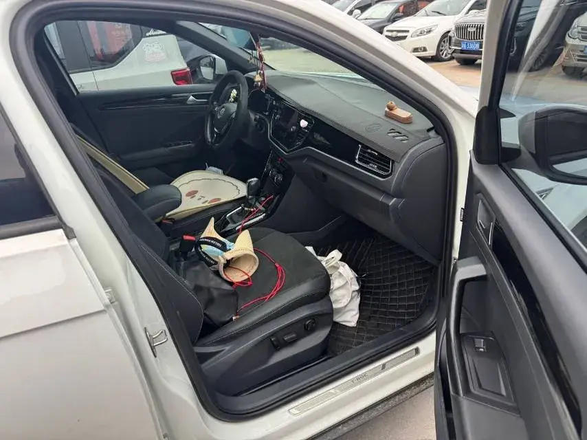 2018 VOLKSWAGEN T-ROC thumbnail 4