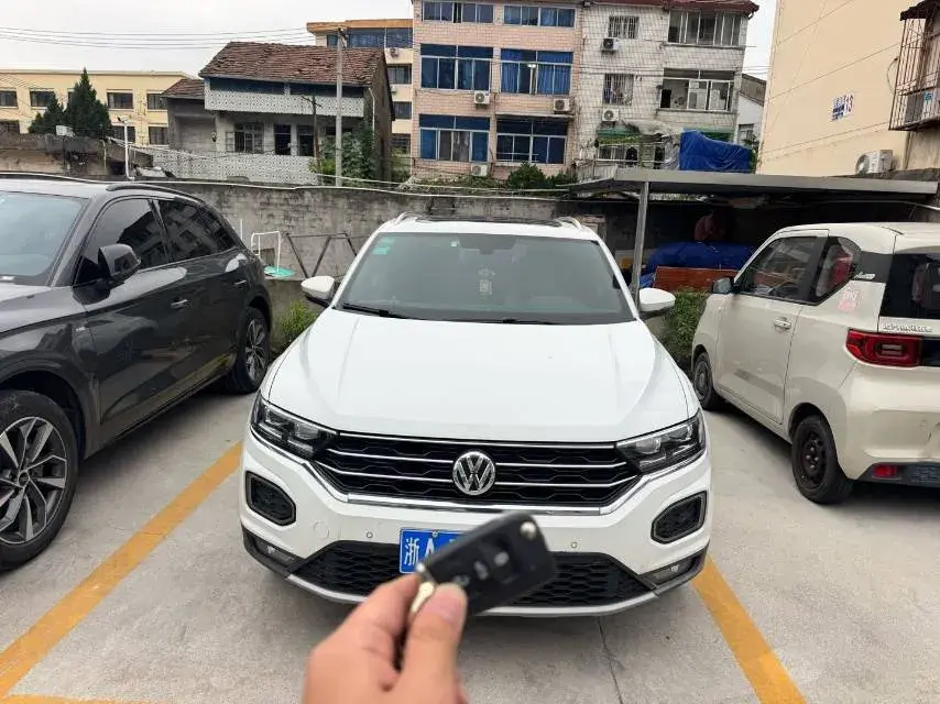 2018 VOLKSWAGEN T-ROC thumbnail 2