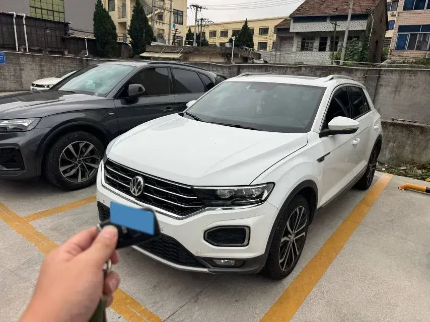 2018 VOLKSWAGEN T-ROC view 1