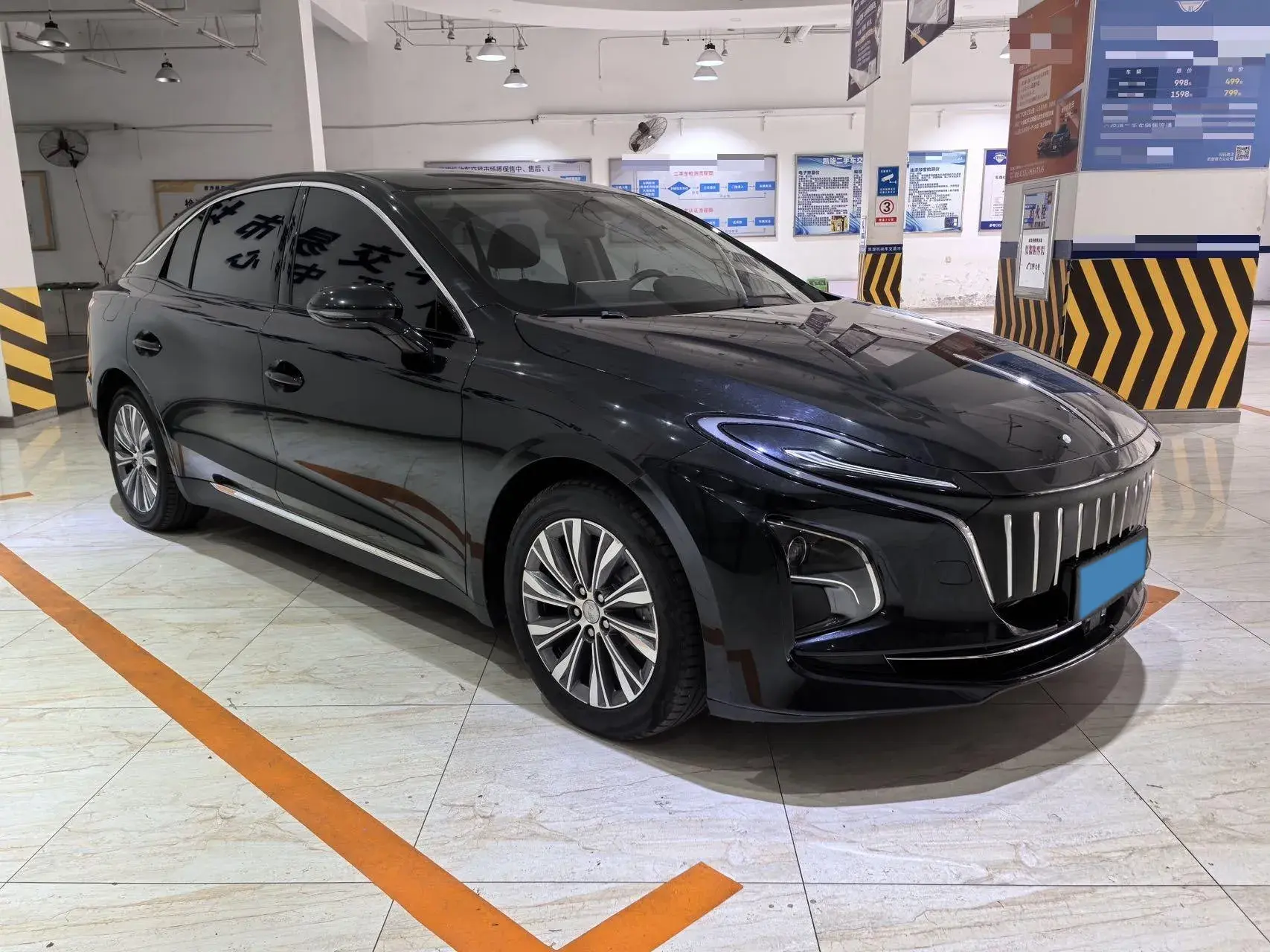 2022 HONGQI E-QM5 thumbnail 3