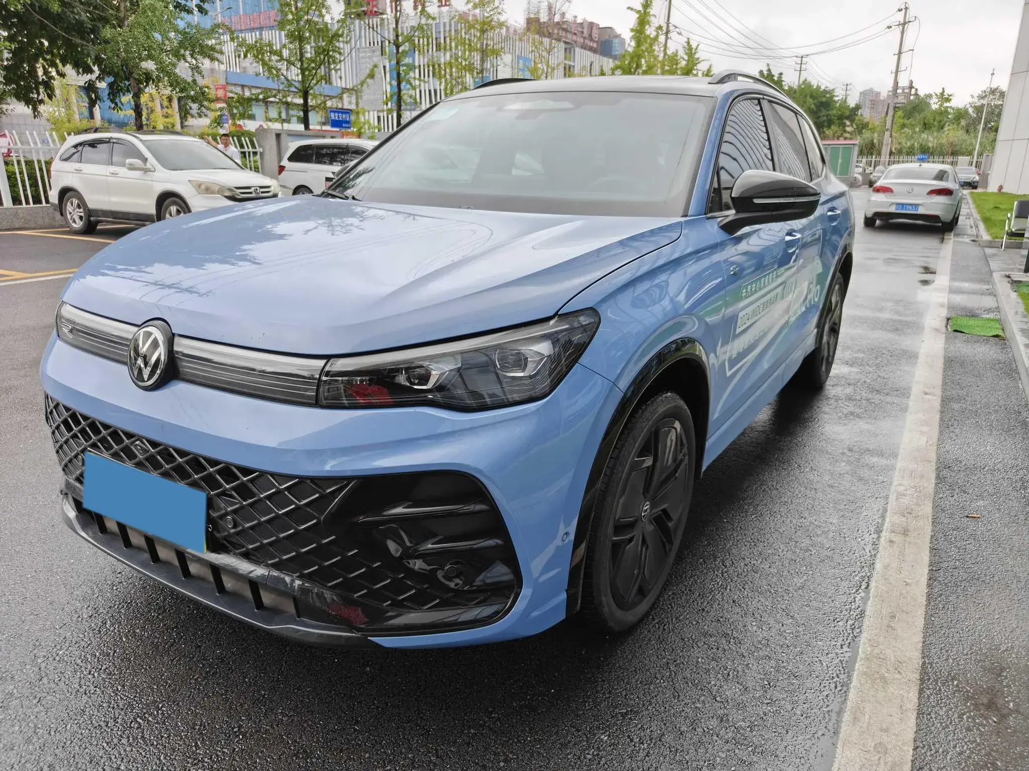 2024 VOLKSWAGEN TIGUAN view 1
