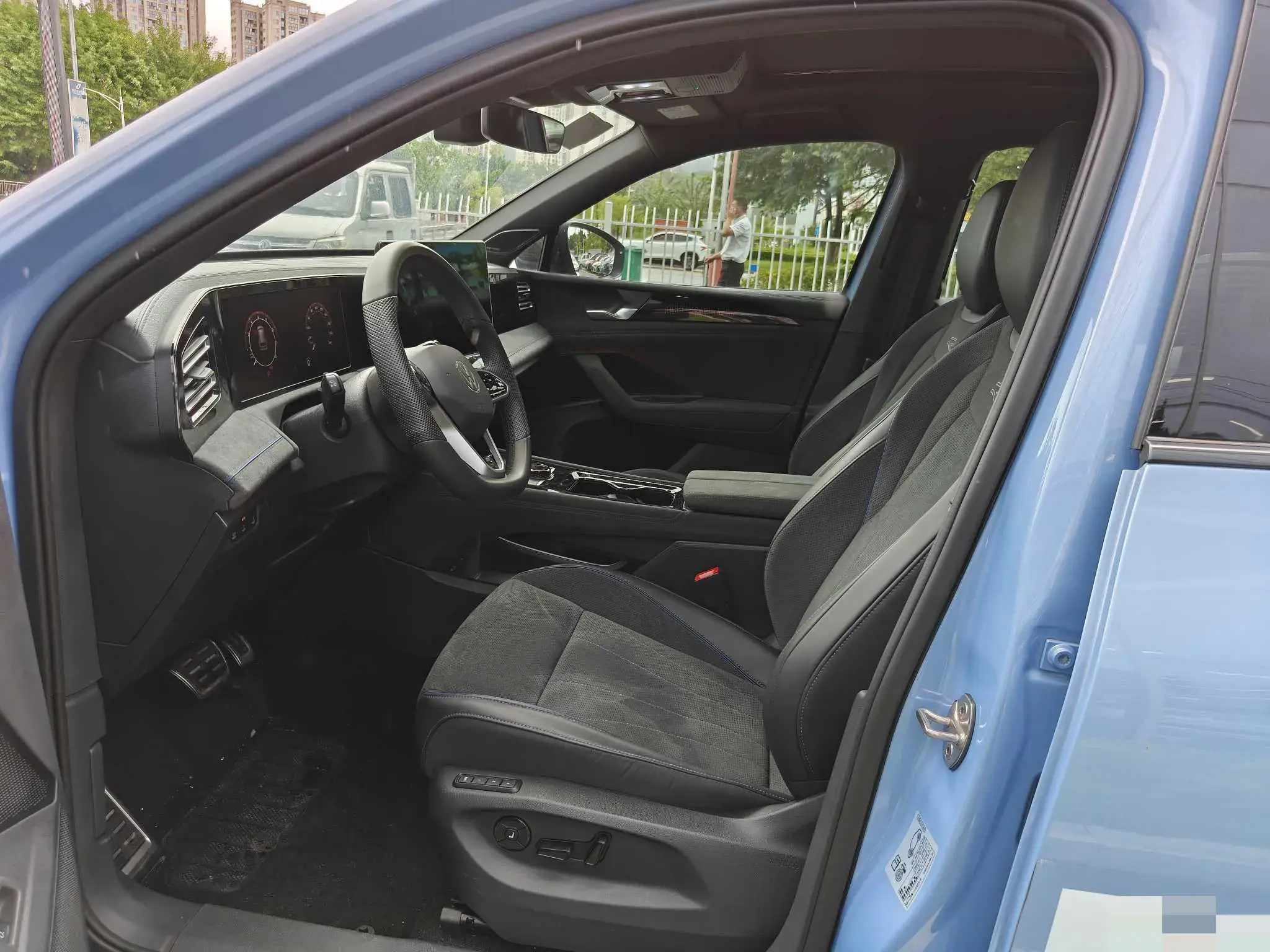 2024 VOLKSWAGEN TIGUAN thumbnail 3