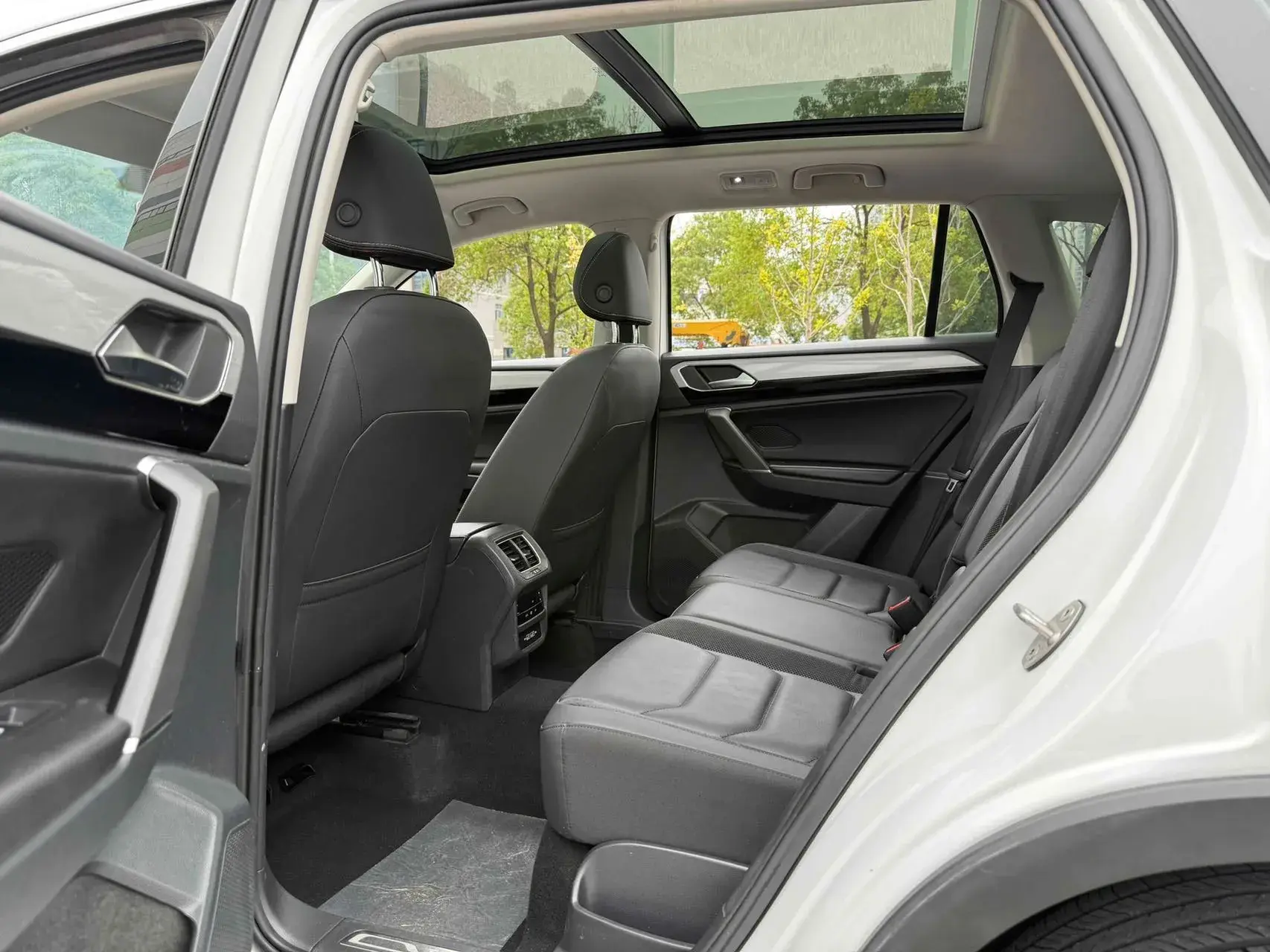 2020 VOLKSWAGEN TAYRON thumbnail 3