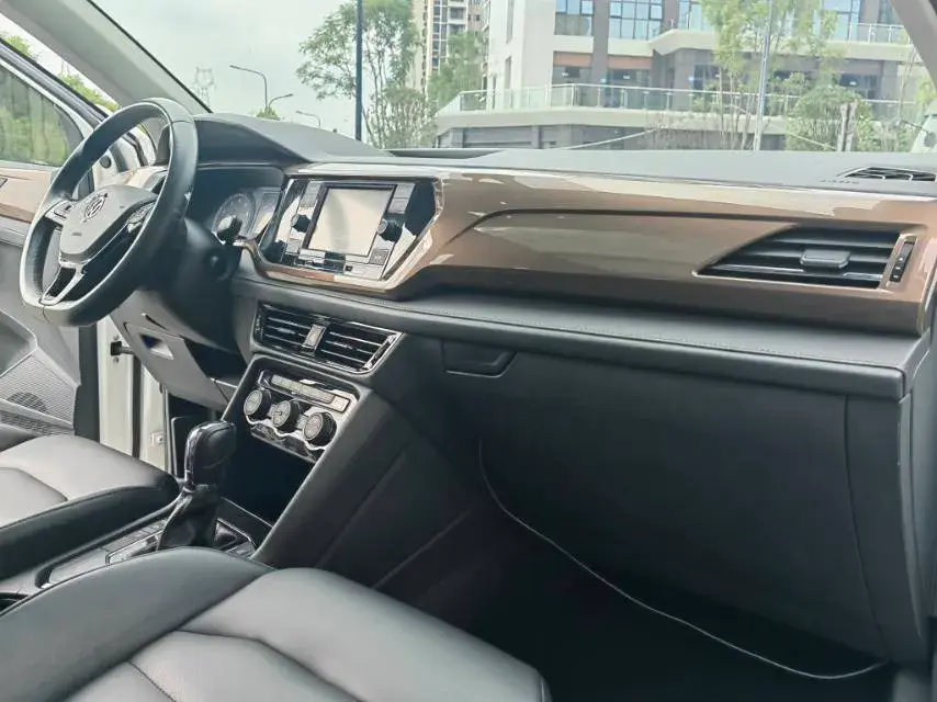 2019 VOLKSWAGEN THARU thumbnail 3