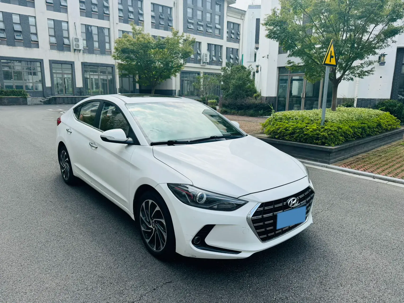 2019 HYUNDAI ELANTRA thumbnail 3