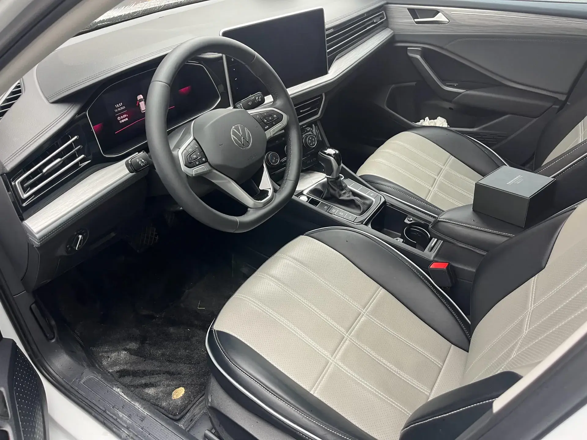 2023 VOLKSWAGEN SAGITAR thumbnail 2