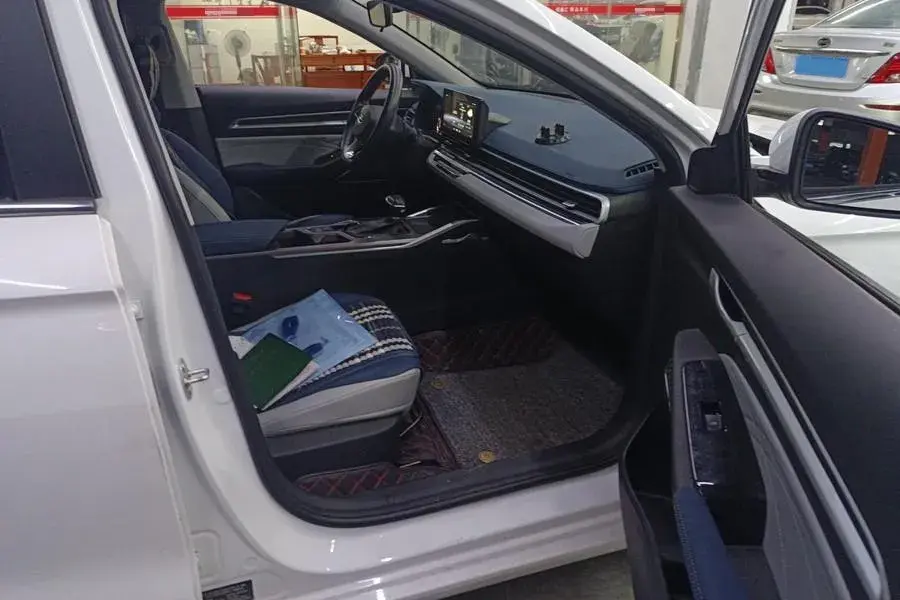 2022 GEELY EMGRAND thumbnail 3