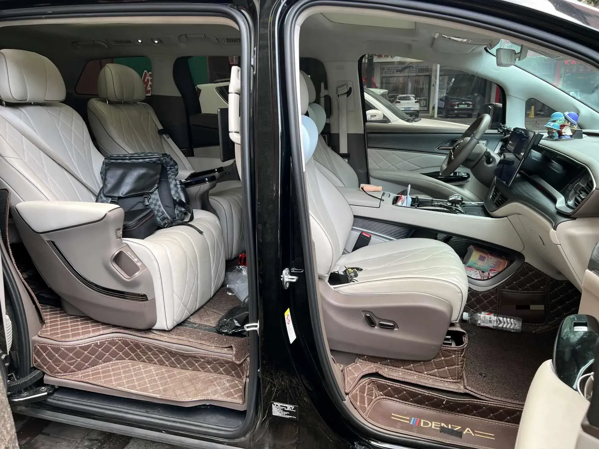 2022 DENZA D9 thumbnail 4